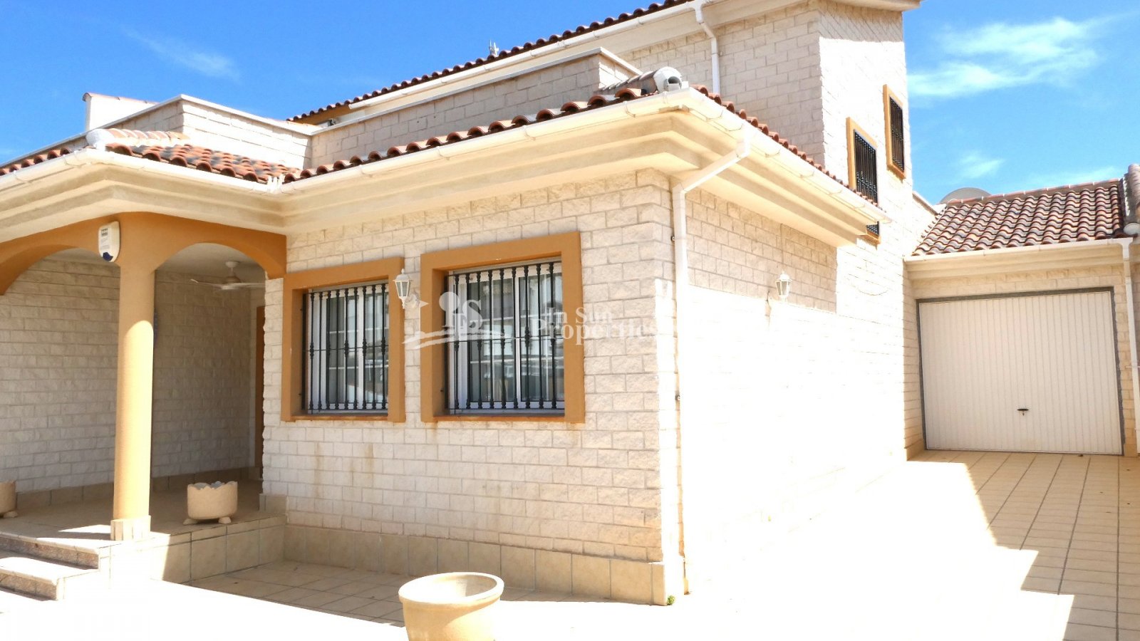  Geräumige Doppelhaushälfte in Los Dolses, Villamartín Golf.&#13;&#13;
Diese beeindruckende 135 m² große Doppelhaushälfte mit drei Schlafzimmern und z