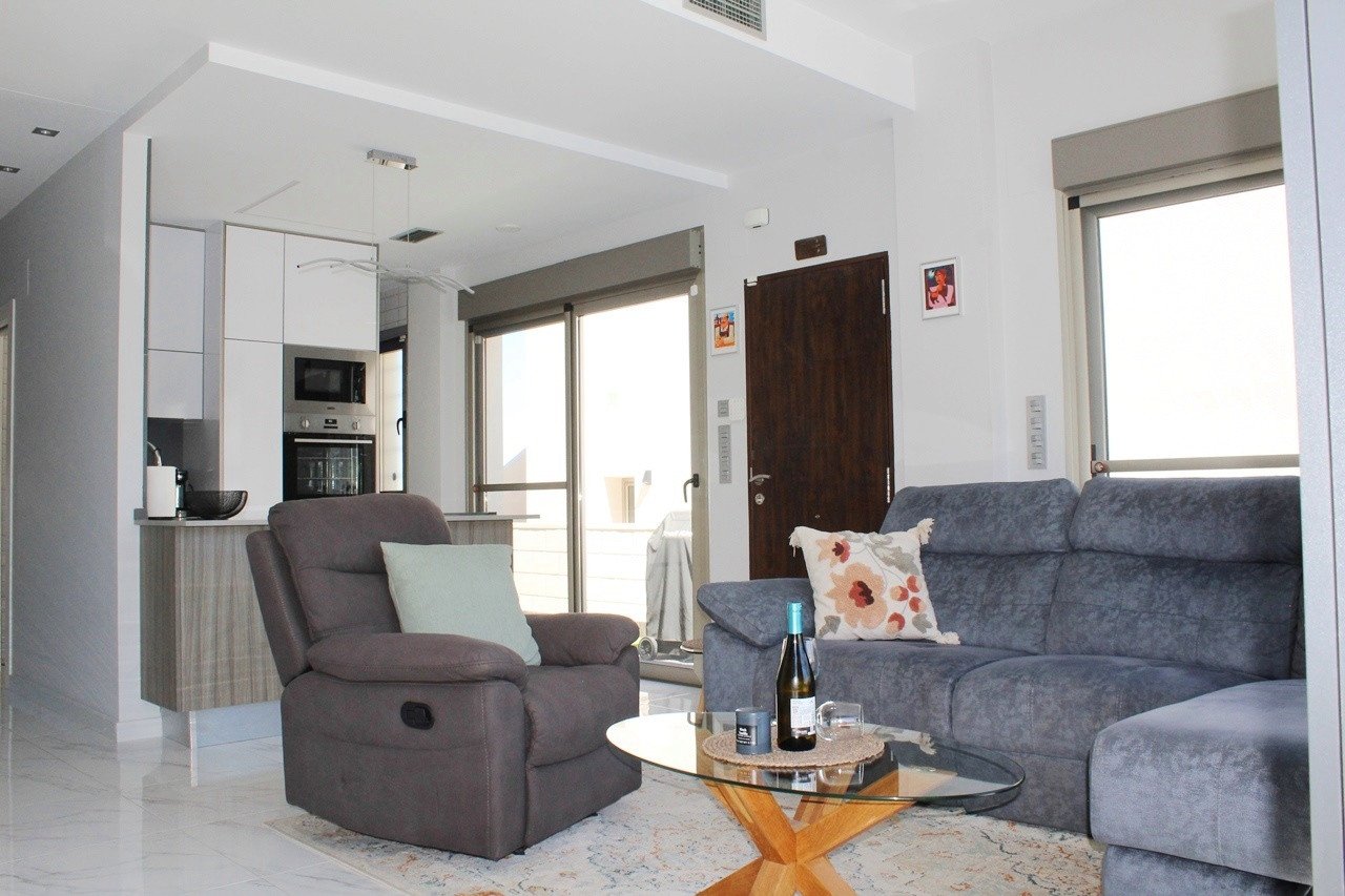  Schönes freistehendes Haus mit Südlage Villa mit 4 Schlafzimmern und 3 en-suite Bädern zu verkaufen. Diese voll ausgestattete Immobilie verfügt über 