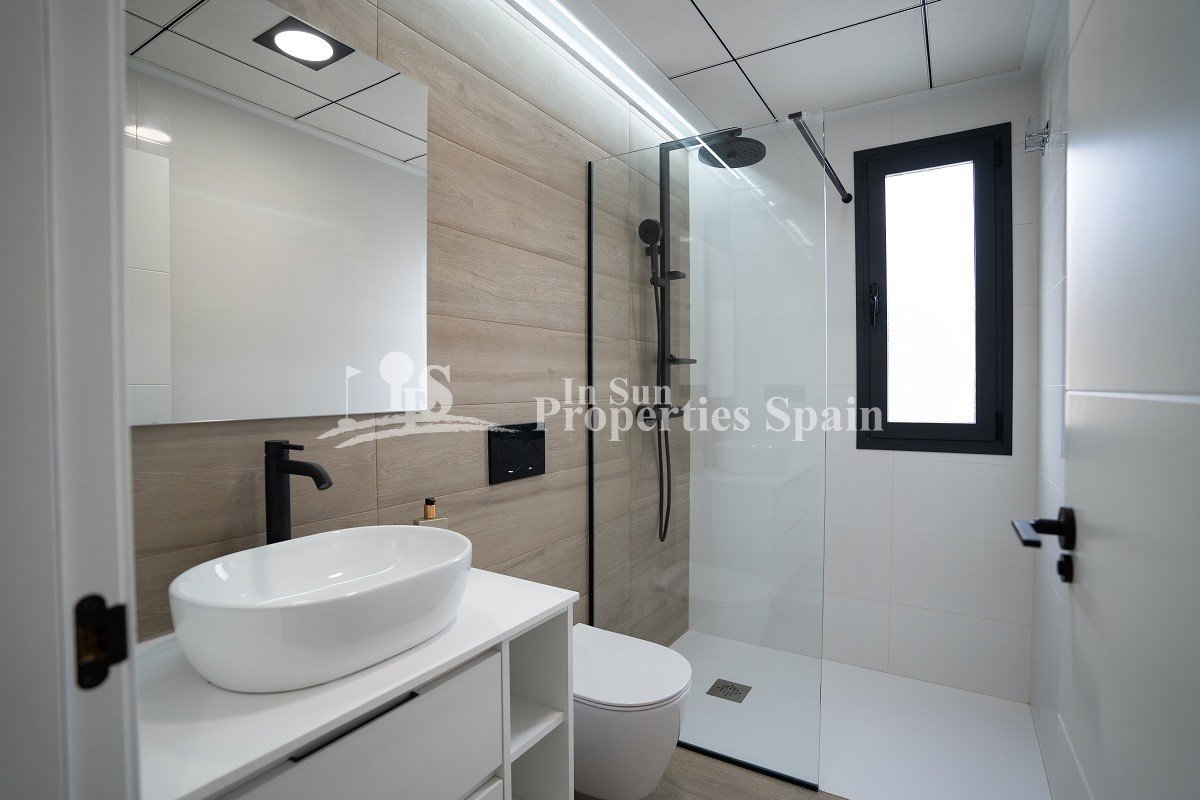  Neubausiedlung in Pilar de la Horadada - alle Annehmlichkeiten zu Fuß erreichbar!&#13;&#13;
Diese 75m2 Top-Wohnung besteht aus 2 Schlafzimmern, 2 Bäd