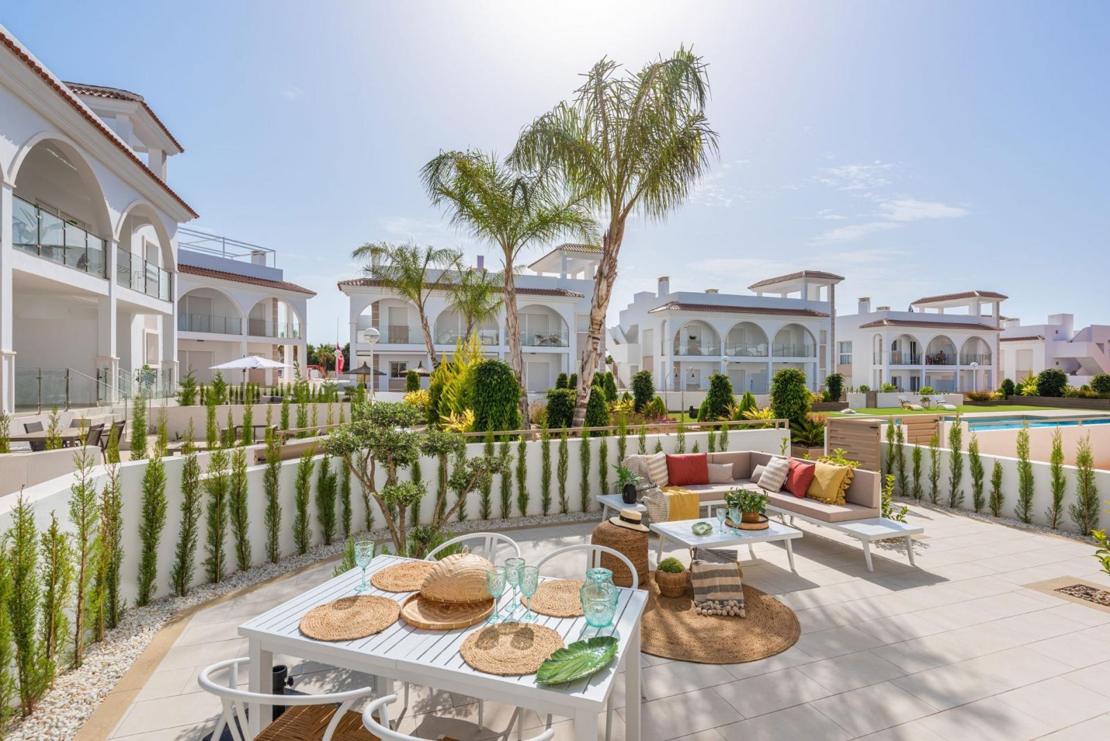  NEU GEBAUTER WOHNKOMPLEX IN ROJALES - mit Gemeinschaftspool und Grünanlagen.&#13;&#13;
Neubau-Wohnanlage mit Bungalow-Wohnungen, Reihenhäusern und Do