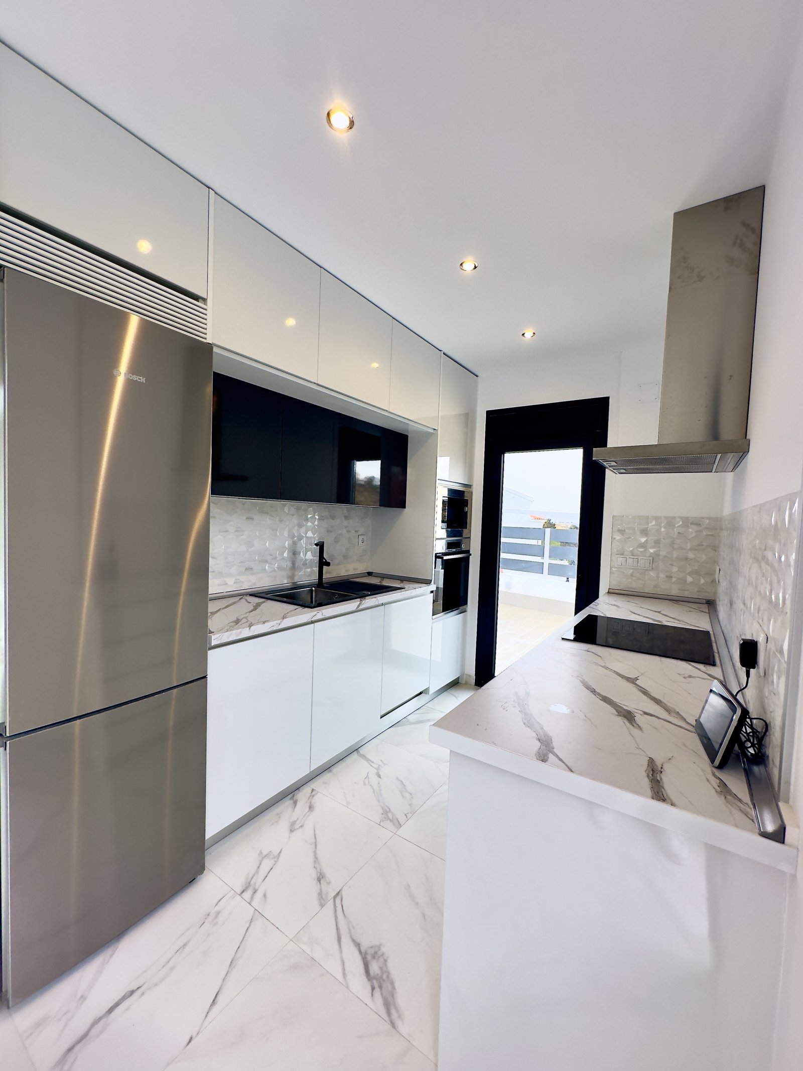  Diese Apartments in der charmanten Stadt Ciudad Quesada bieten eine perfekte Kombination aus Komfort und Stil. Mit nur zwei verfügbaren Einheiten ist