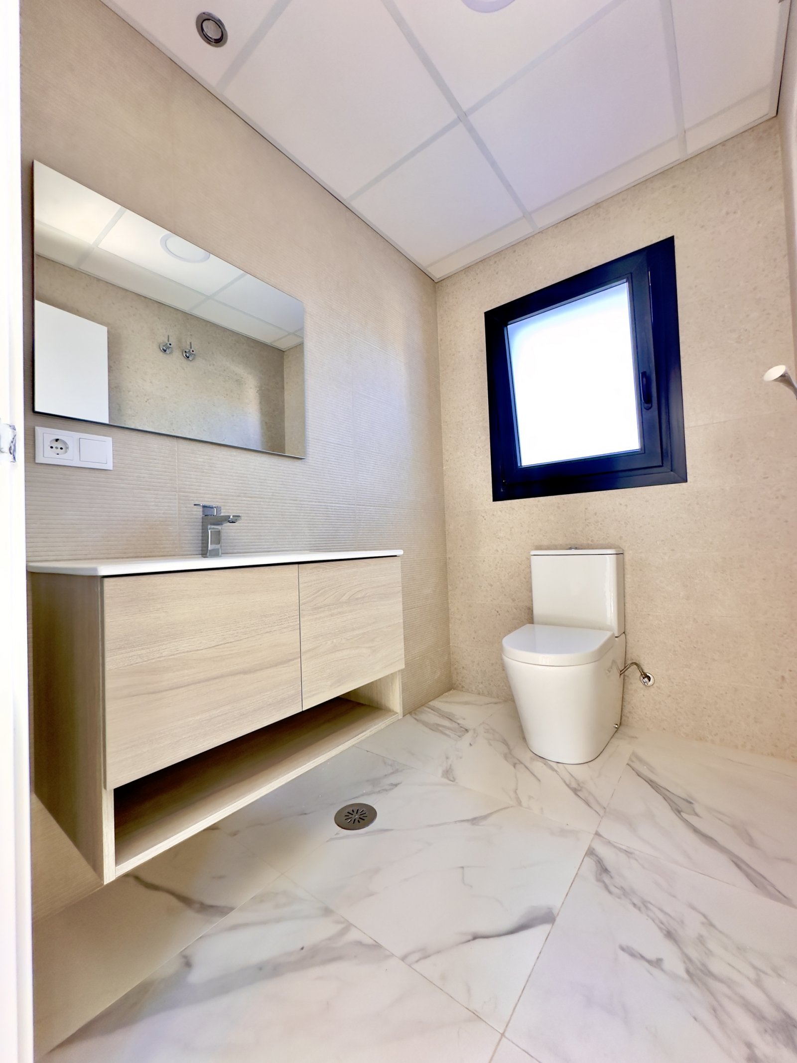  Diese Apartments in der charmanten Stadt Ciudad Quesada bieten eine perfekte Kombination aus Komfort und Stil. Mit nur zwei verfügbaren Einheiten ist