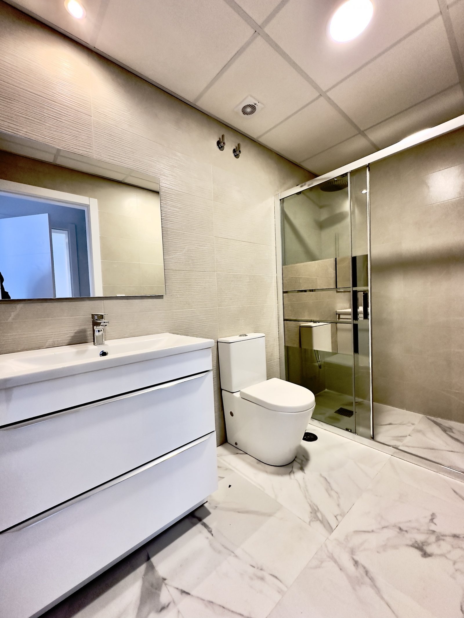  Diese Apartments in der charmanten Stadt Ciudad Quesada bieten eine perfekte Kombination aus Komfort und Stil. Mit nur zwei verfügbaren Einheiten ist