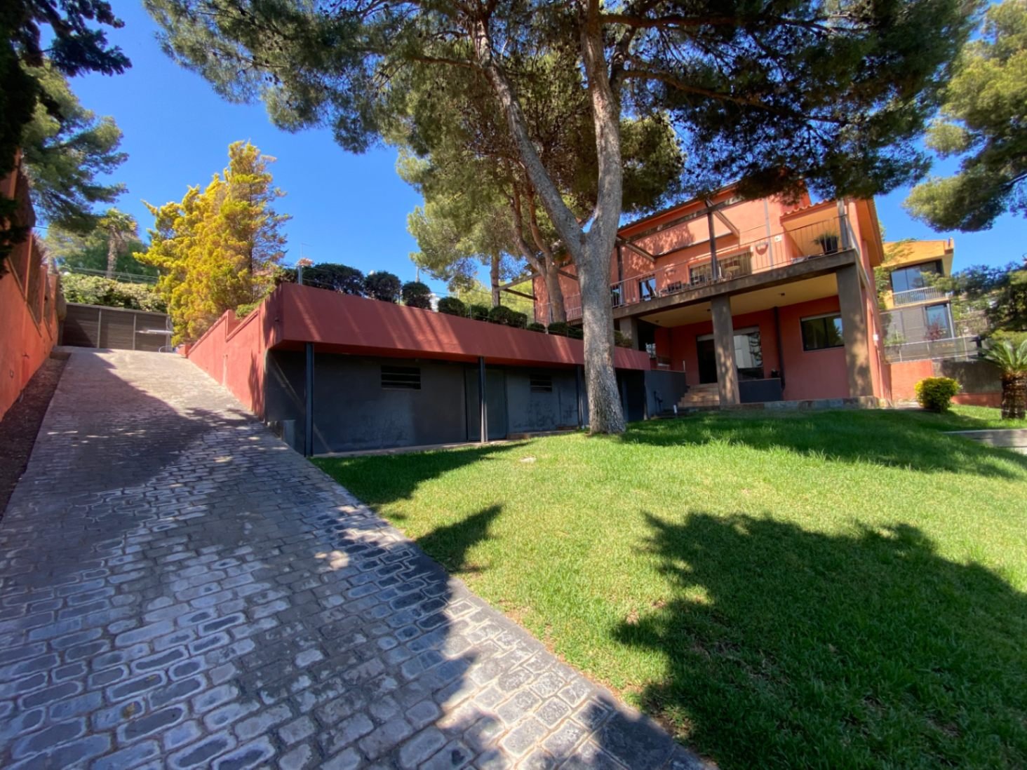 Gelegen in der exklusiven Wohngegend Montmar in Castelldefels, bietet dieses beeindruckende Einfamilienhaus einen herrlichen Blick auf das Mittelmeer 