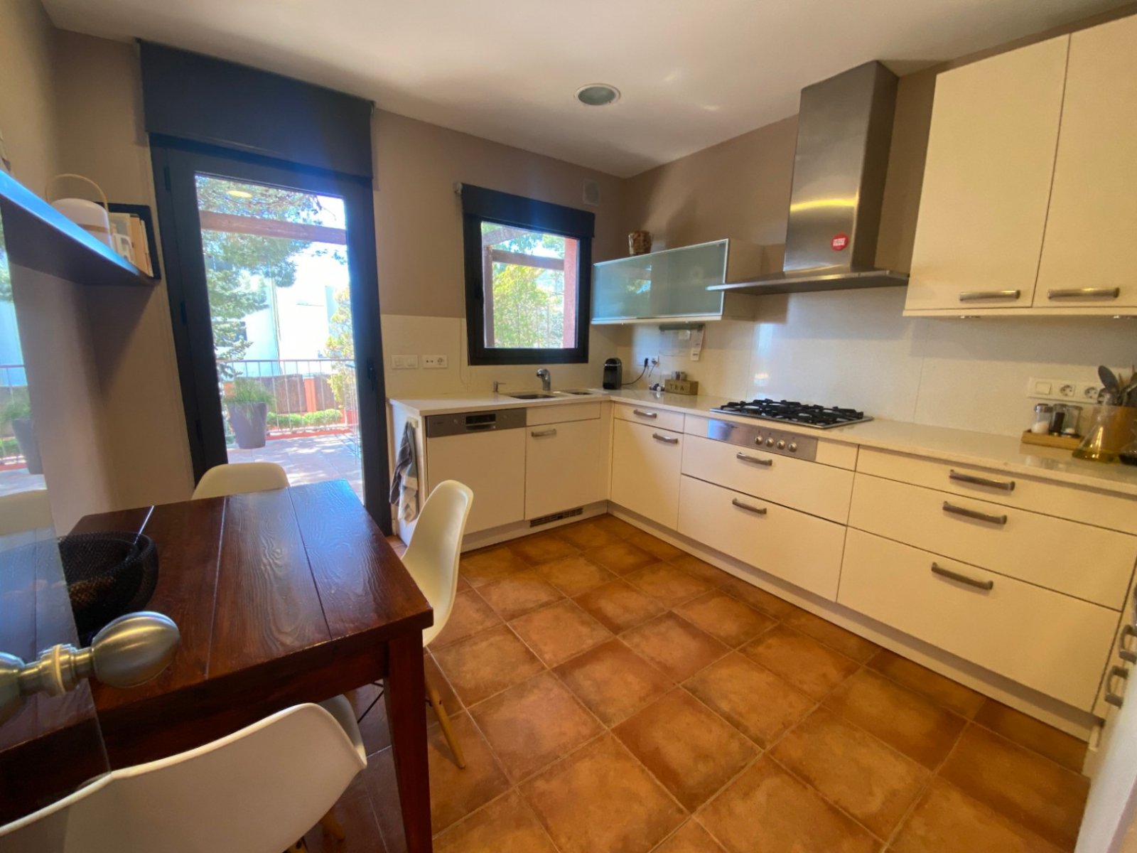 Gelegen in der exklusiven Wohngegend Montmar in Castelldefels, bietet dieses beeindruckende Einfamilienhaus einen herrlichen Blick auf das Mittelmeer 