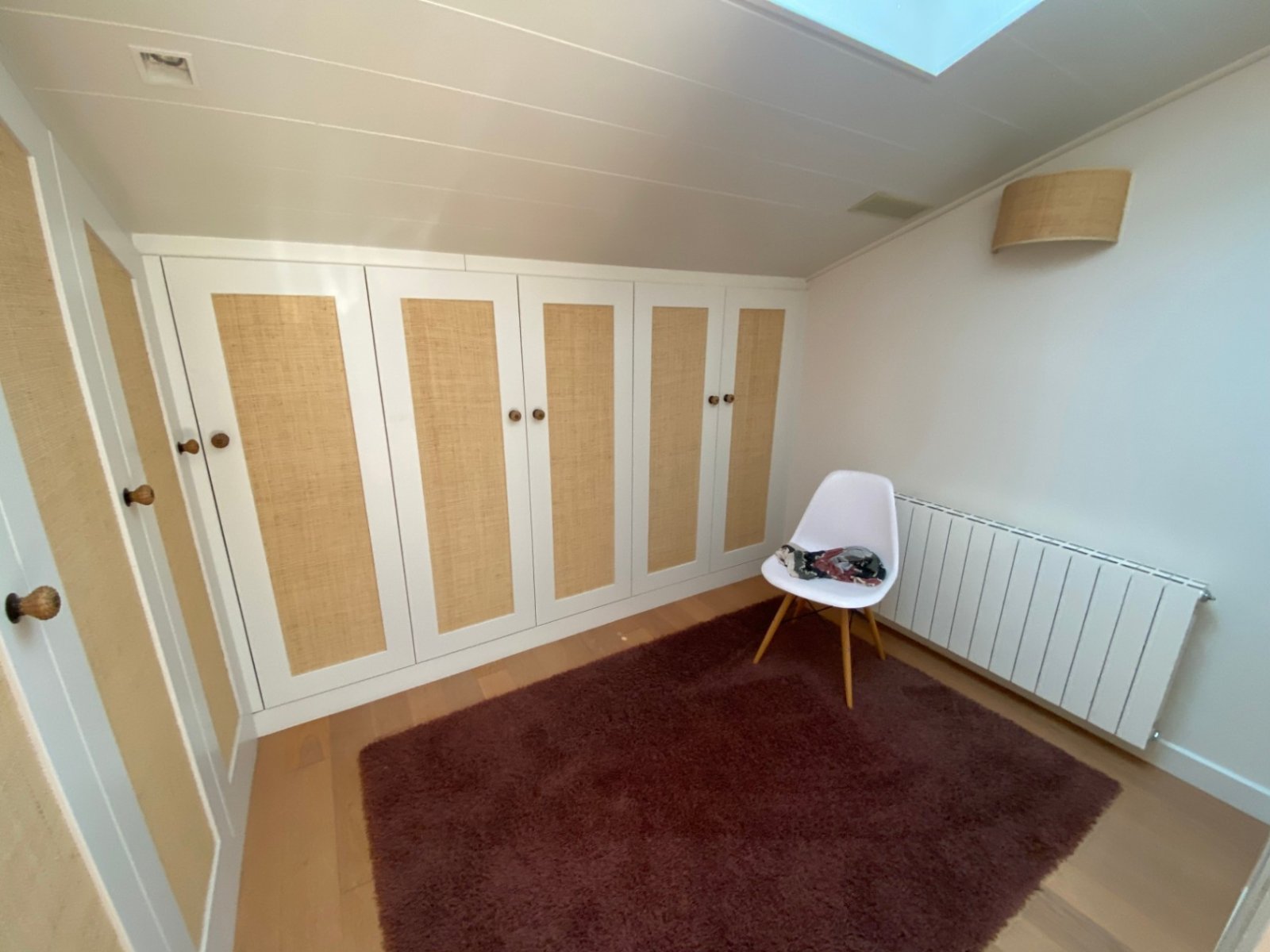 Gelegen in der exklusiven Wohngegend Montmar in Castelldefels, bietet dieses beeindruckende Einfamilienhaus einen herrlichen Blick auf das Mittelmeer 