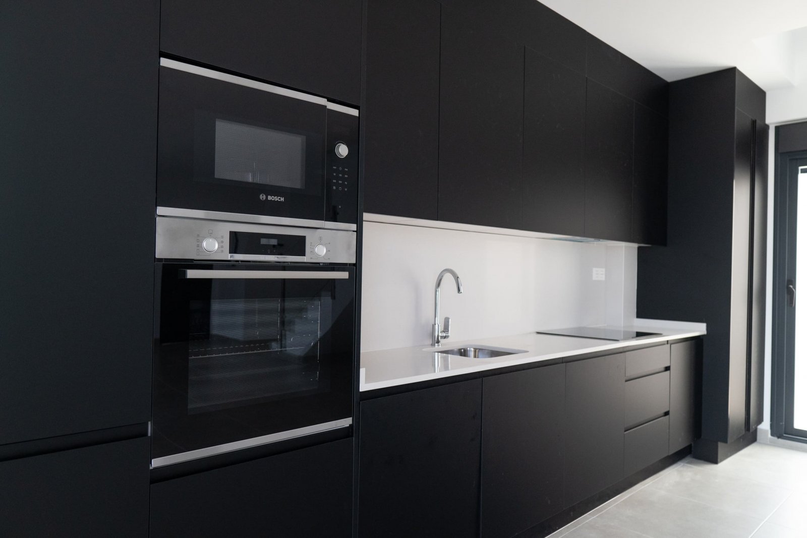  In der charmanten Stadt Polop gelegen, bietet dieses freistehende Chalet eine ideale Umgebung für diejenigen, die Ruhe und Komfort suchen. Mit einer 