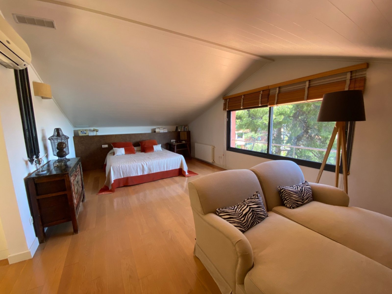 Gelegen in der exklusiven Wohngegend Montmar in Castelldefels, bietet dieses beeindruckende Einfamilienhaus einen herrlichen Blick auf das Mittelmeer 