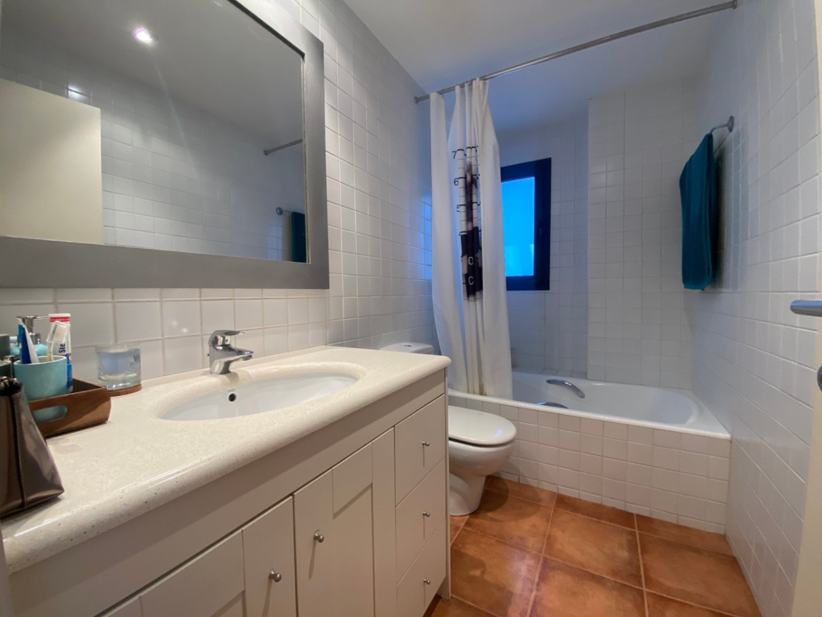 Gelegen in der exklusiven Wohngegend Montmar in Castelldefels, bietet dieses beeindruckende Einfamilienhaus einen herrlichen Blick auf das Mittelmeer 