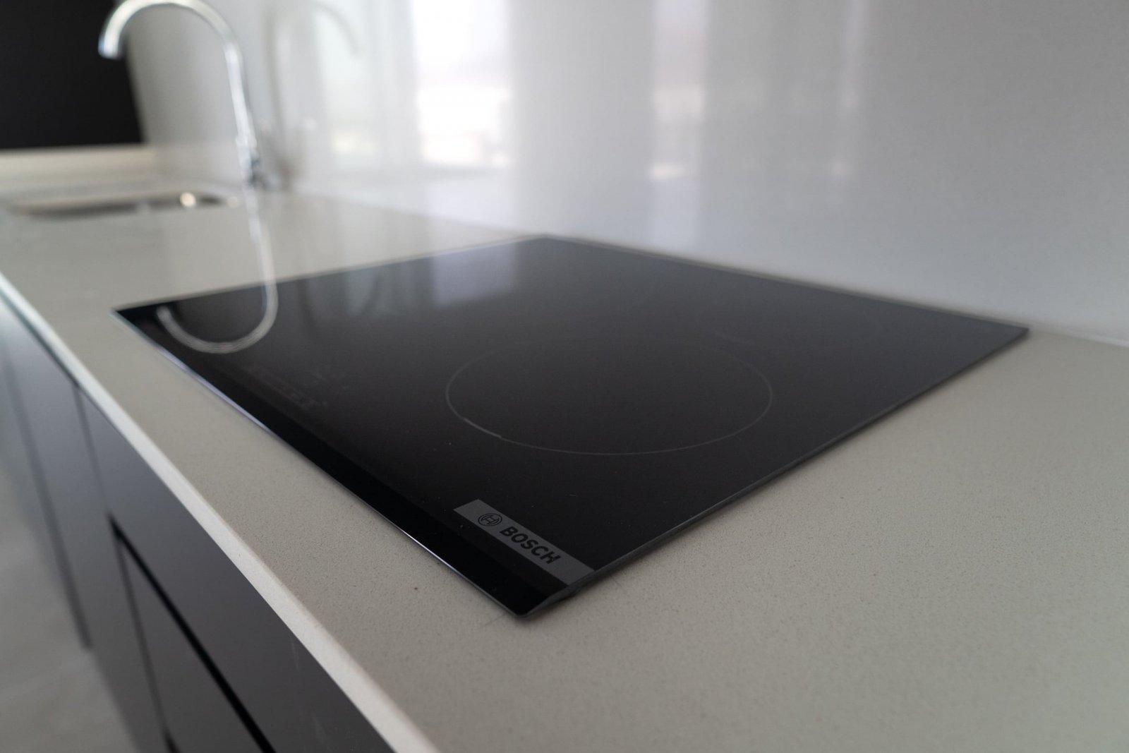  In der charmanten Stadt Polop gelegen, bietet dieses freistehende Chalet eine ideale Umgebung für diejenigen, die Ruhe und Komfort suchen. Mit einer 