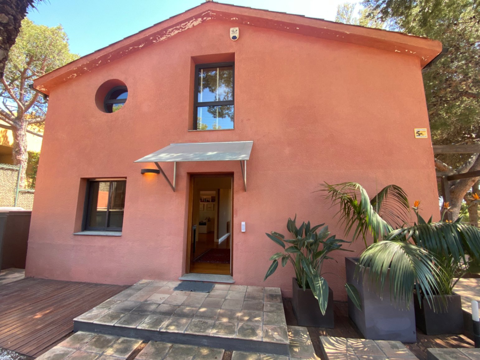 Gelegen in der exklusiven Wohngegend Montmar in Castelldefels, bietet dieses beeindruckende Einfamilienhaus einen herrlichen Blick auf das Mittelmeer 