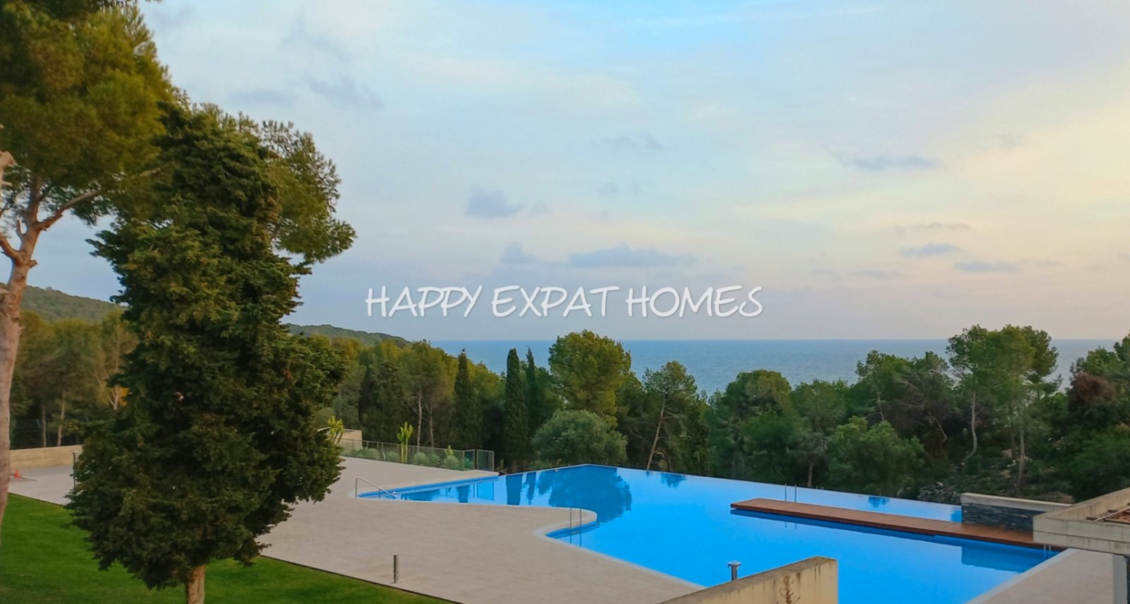 Wir lieben die Urbanisation Casas del Mar und diese Maisonette mit fünf Schlafzimmern und ihrer wunderschönen Terrasse wird Ihnen das Herz stehlen.

