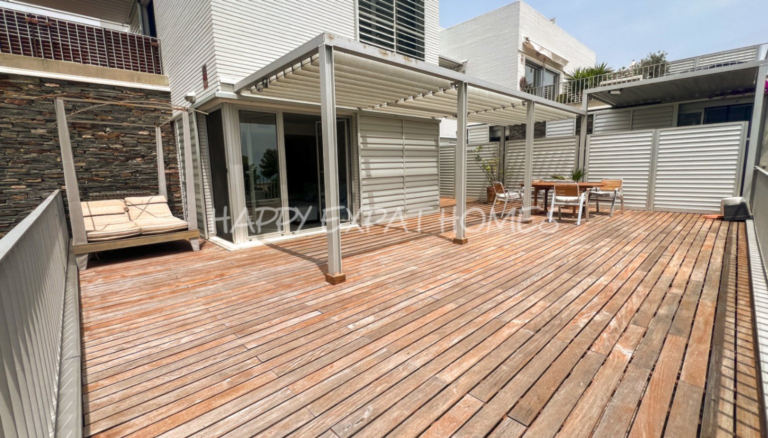 Wir lieben die Urbanisation Casas del Mar und diese Maisonette mit fünf Schlafzimmern und ihrer wunderschönen Terrasse wird Ihnen das Herz stehlen.

