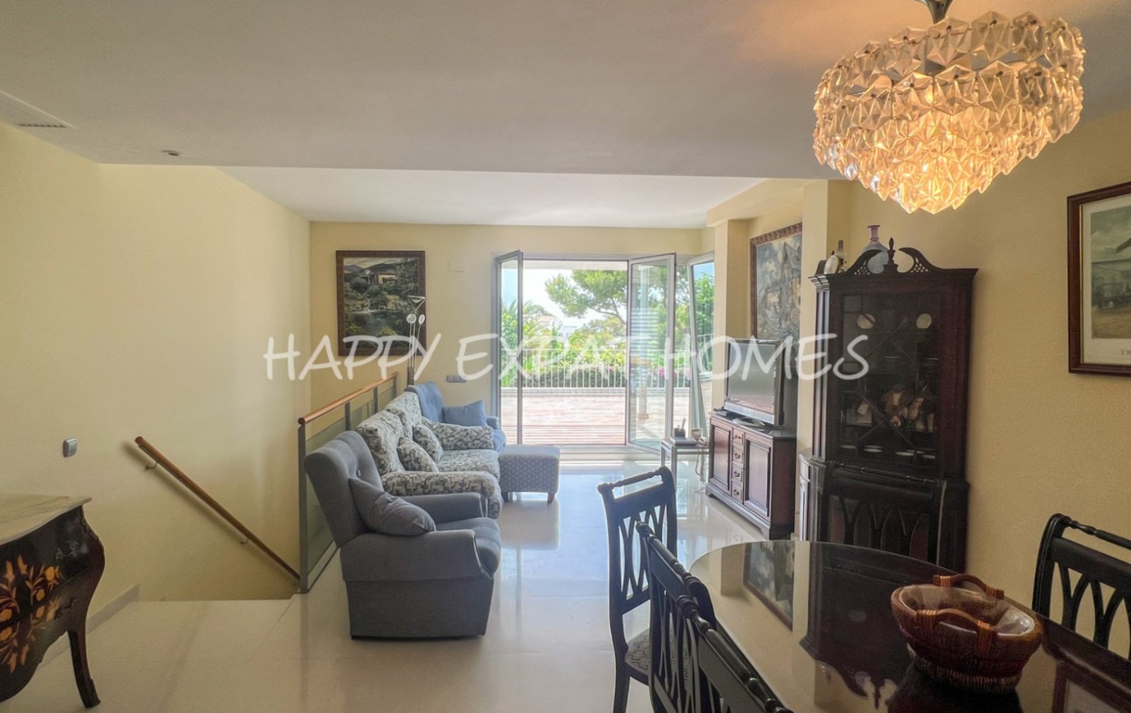 Wir lieben die Urbanisation Casas del Mar und diese Maisonette mit fünf Schlafzimmern und ihrer wunderschönen Terrasse wird Ihnen das Herz stehlen.

