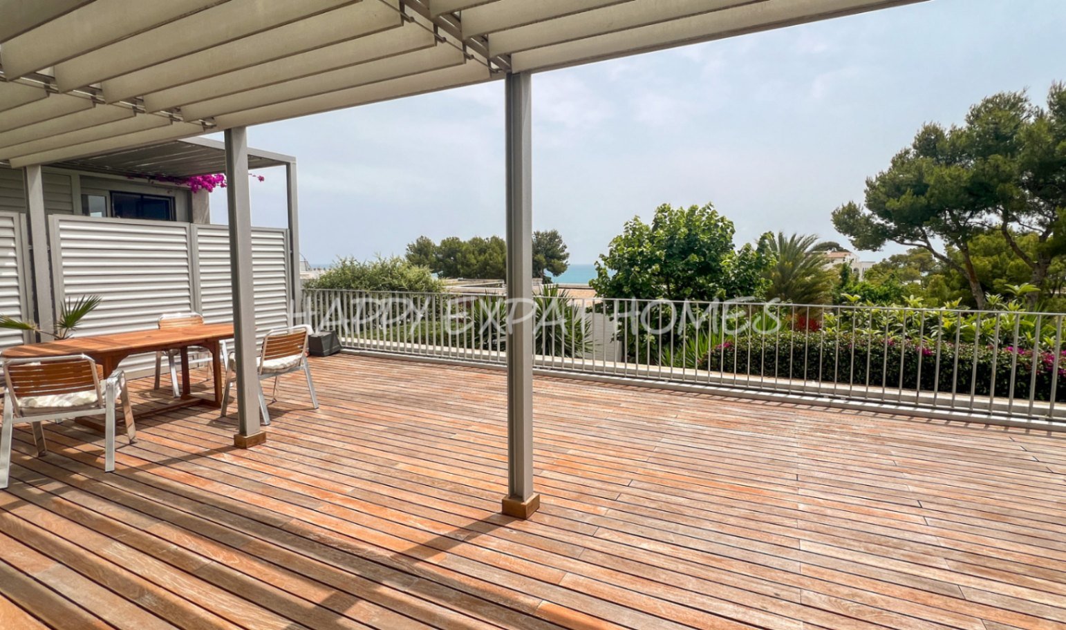 Wir lieben die Urbanisation Casas del Mar und diese Maisonette mit fünf Schlafzimmern und ihrer wunderschönen Terrasse wird Ihnen das Herz stehlen.

