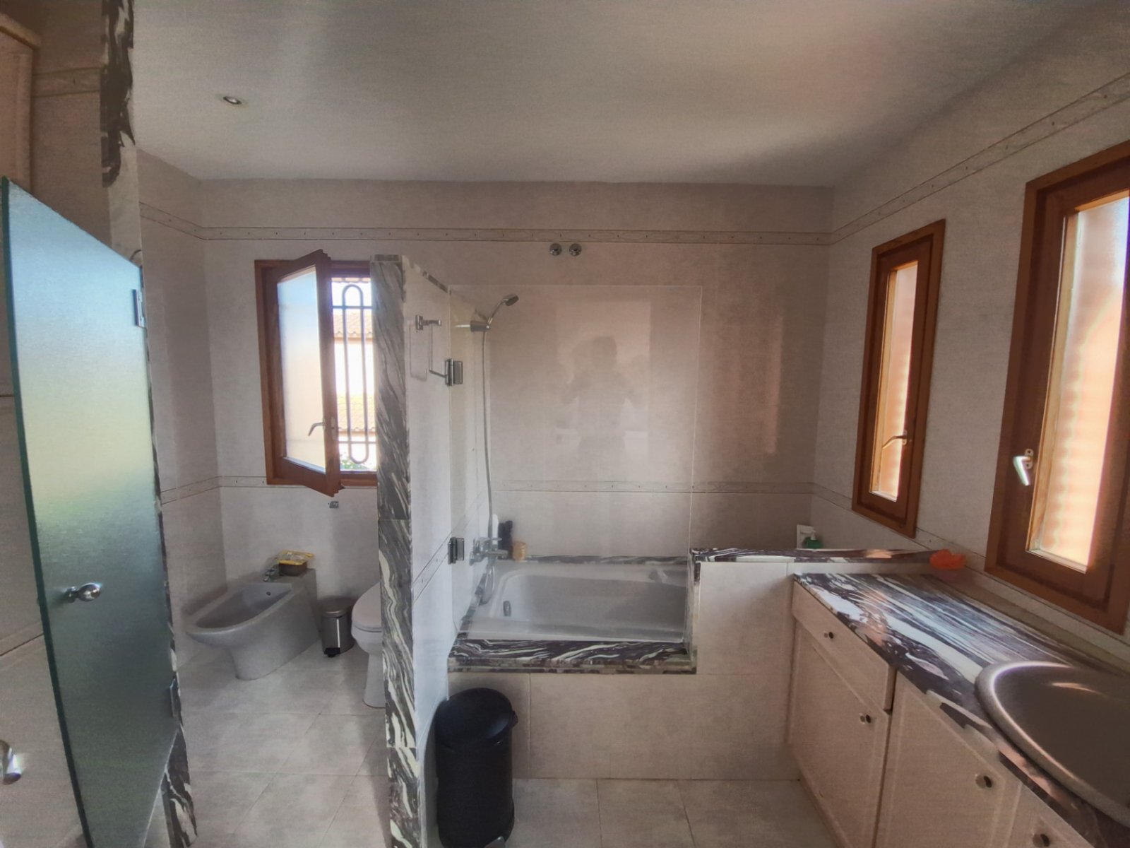 Klassische Villa mit vier Schlafzimmern, fünf Minuten vom Strand entfernt. Der Salon, die Küche, das Bett und die Badezimmer befinden sich alle auf de