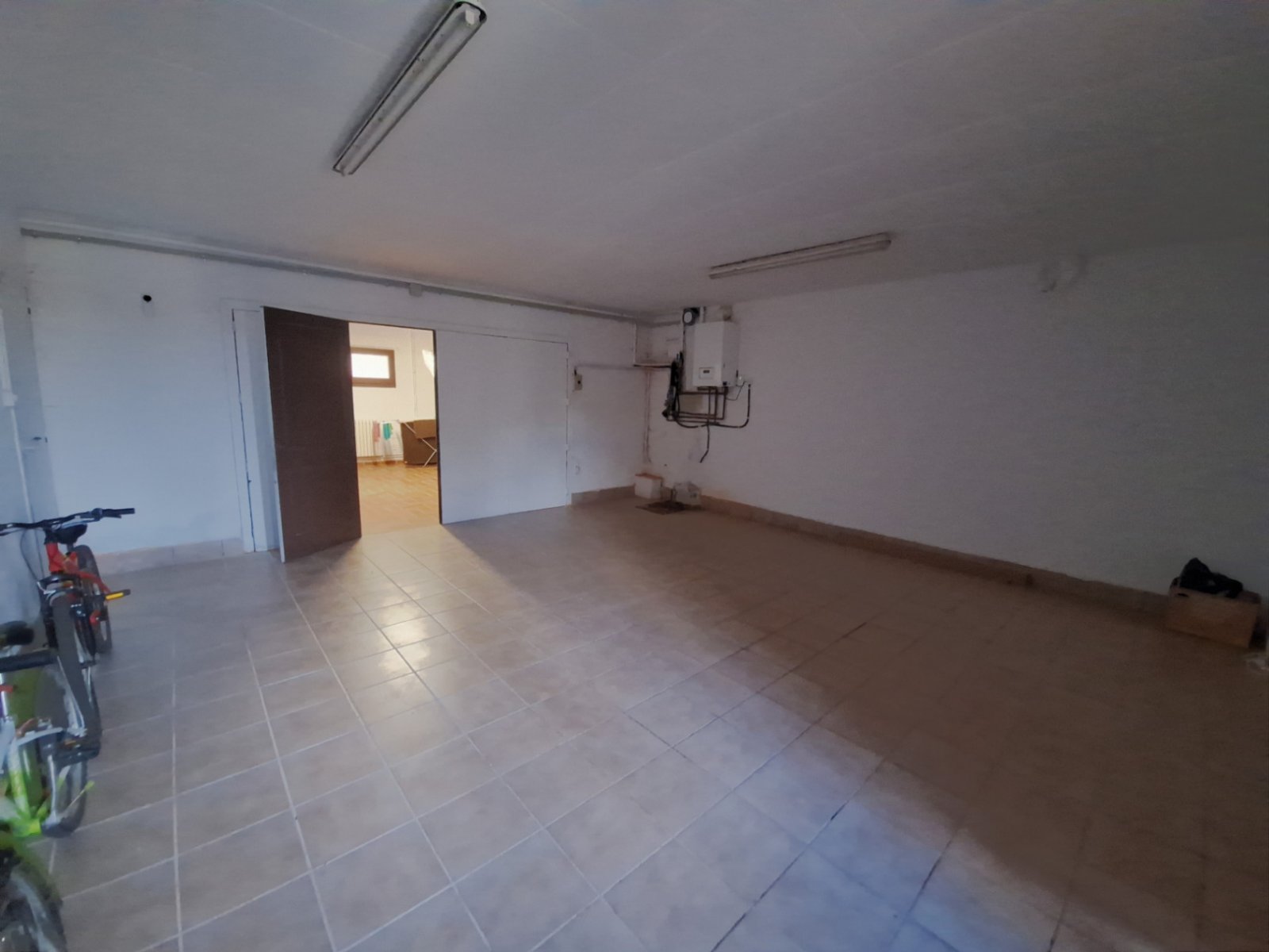 Klassische Villa mit vier Schlafzimmern, fünf Minuten vom Strand entfernt. Der Salon, die Küche, das Bett und die Badezimmer befinden sich alle auf de