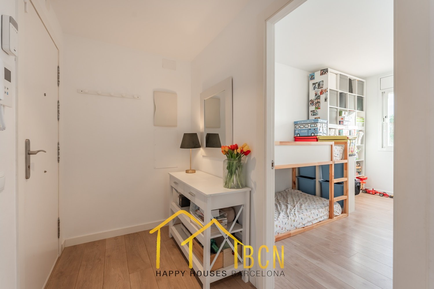 Einzigartige Erdgeschosswohnung in erster Linie mit Garten, Strandblick und Privatsphäre.
Diese Wohnung mit vier Schlafzimmern hat eine Fläche von 122