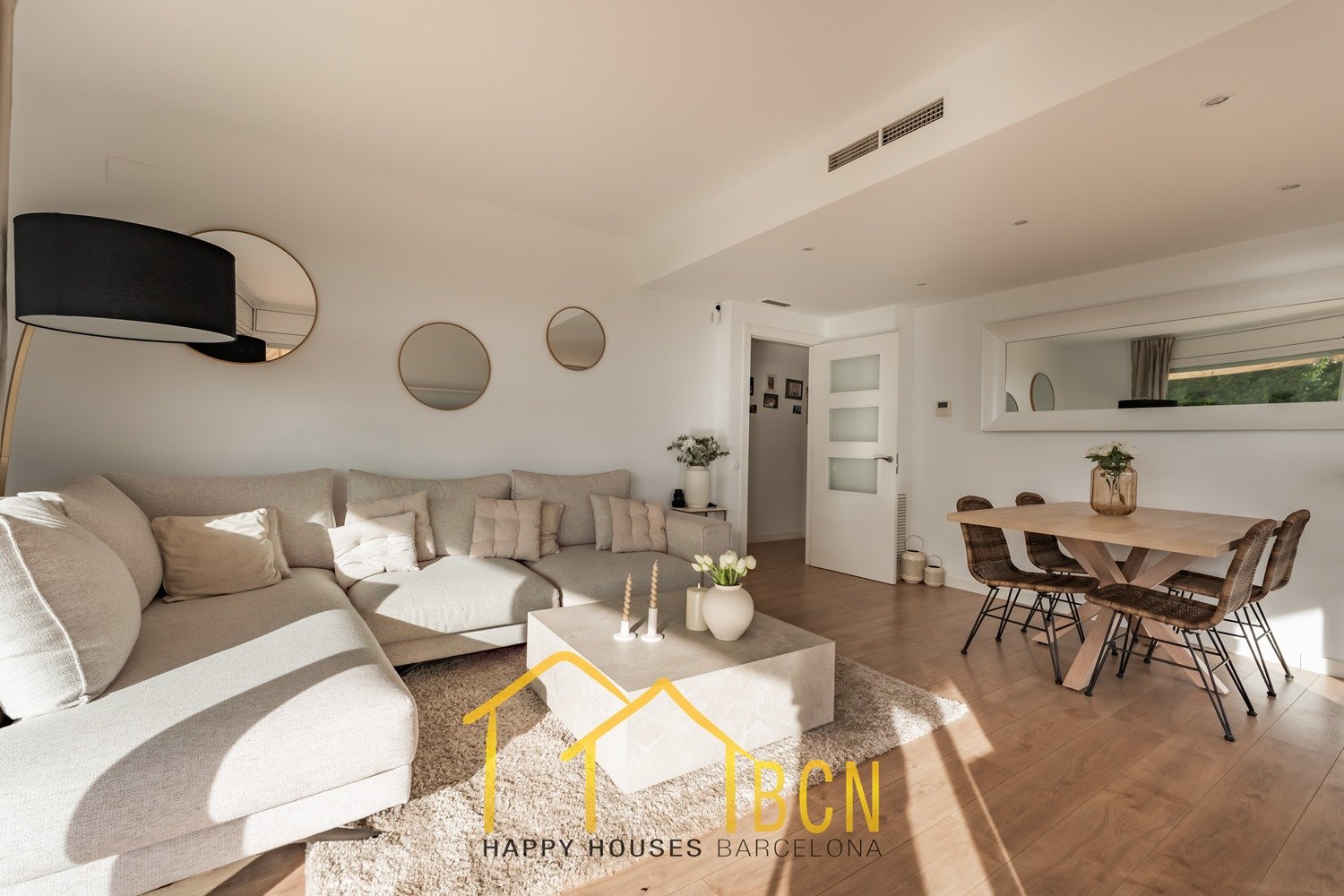 Einzigartige Erdgeschosswohnung in erster Linie mit Garten, Strandblick und Privatsphäre.
Diese Wohnung mit vier Schlafzimmern hat eine Fläche von 122