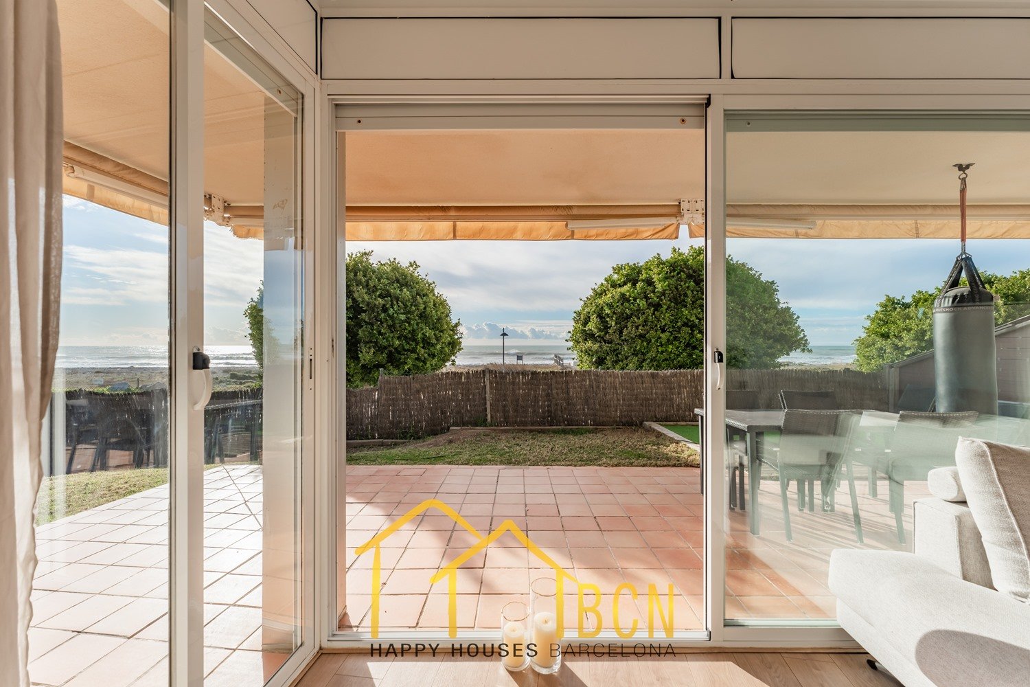 Einzigartige Erdgeschosswohnung in erster Linie mit Garten, Strandblick und Privatsphäre.
Diese Wohnung mit vier Schlafzimmern hat eine Fläche von 122