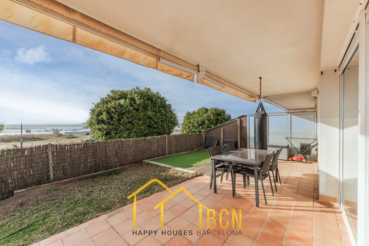 Einzigartige Erdgeschosswohnung in erster Linie mit Garten, Strandblick und Privatsphäre.
Diese Wohnung mit vier Schlafzimmern hat eine Fläche von 122