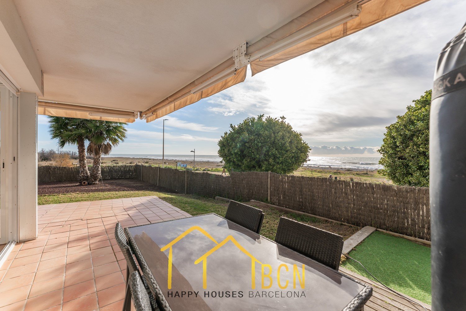 Einzigartige Erdgeschosswohnung in erster Linie mit Garten, Strandblick und Privatsphäre.
Diese Wohnung mit vier Schlafzimmern hat eine Fläche von 122