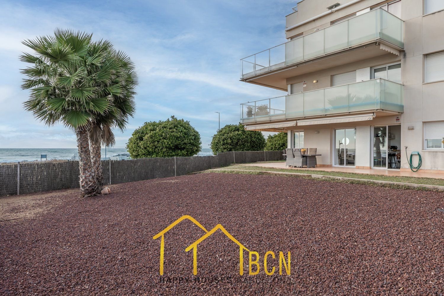 Einzigartige Erdgeschosswohnung in erster Linie mit Garten, Strandblick und Privatsphäre.
Diese Wohnung mit vier Schlafzimmern hat eine Fläche von 122