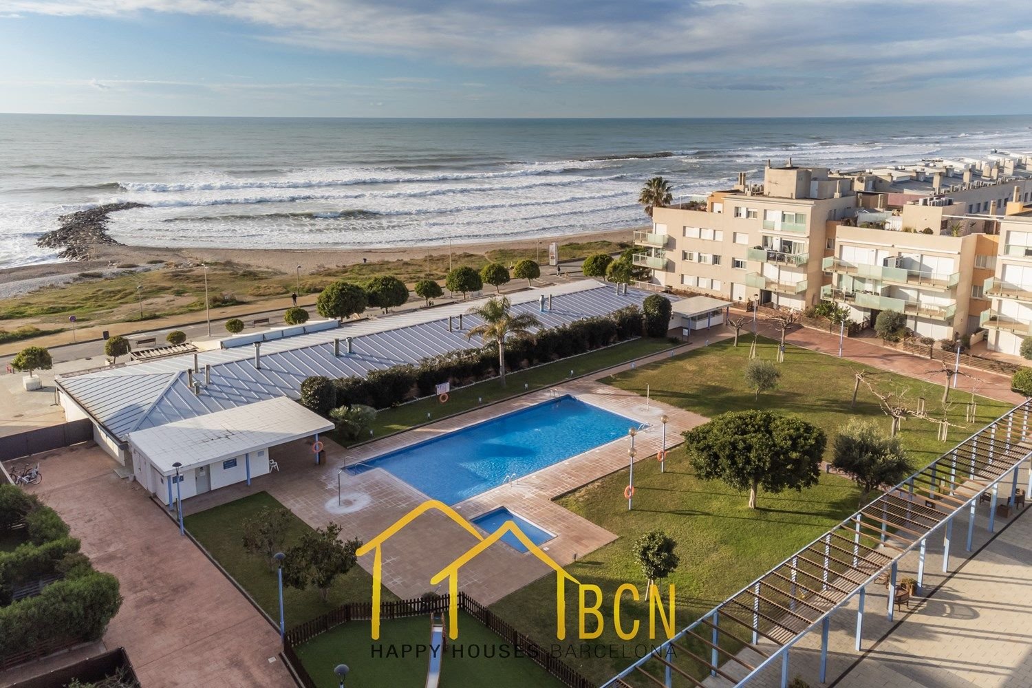 Einzigartige Erdgeschosswohnung in erster Linie mit Garten, Strandblick und Privatsphäre.
Diese Wohnung mit vier Schlafzimmern hat eine Fläche von 122