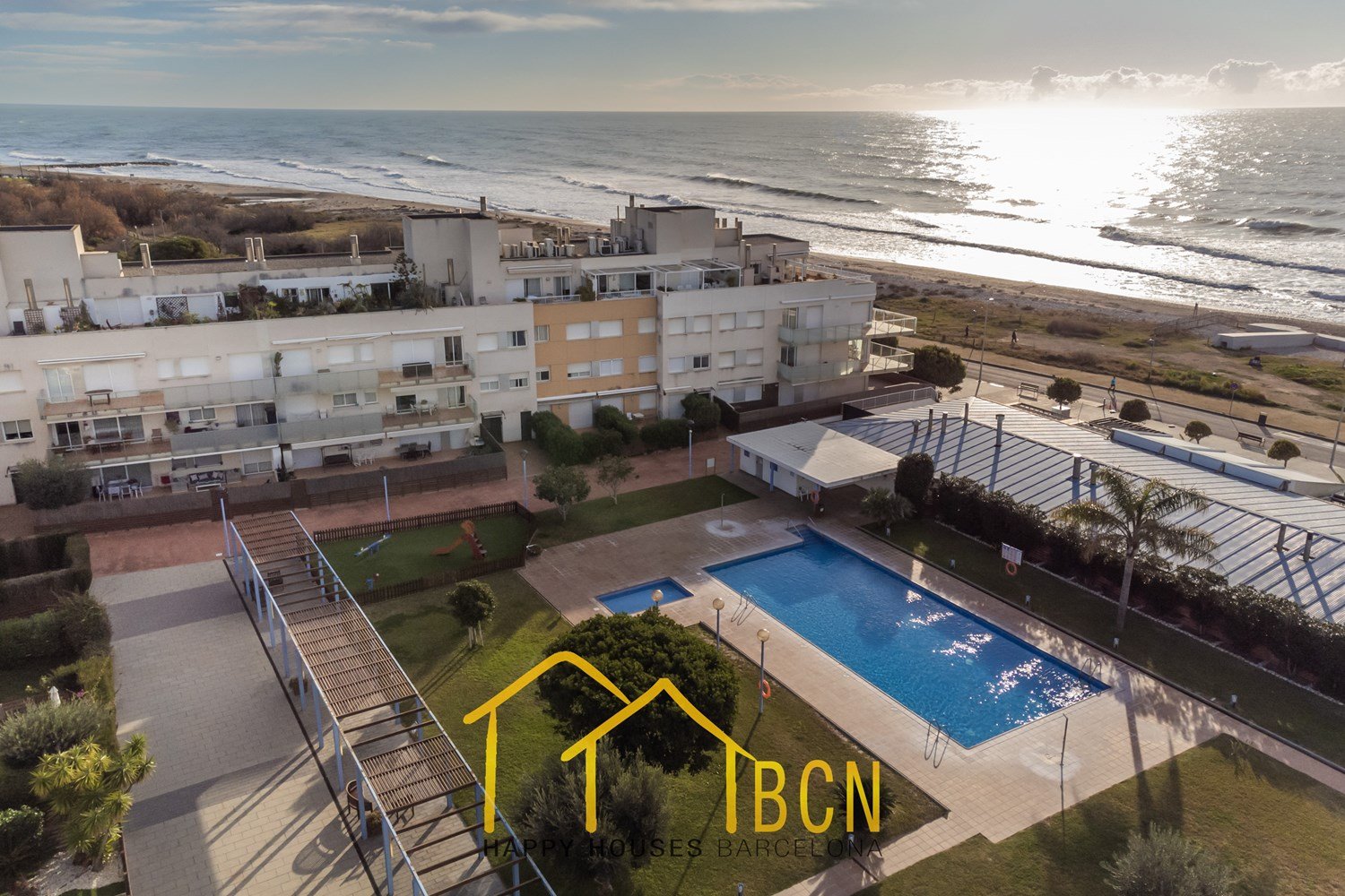 Einzigartige Erdgeschosswohnung in erster Linie mit Garten, Strandblick und Privatsphäre.
Diese Wohnung mit vier Schlafzimmern hat eine Fläche von 122