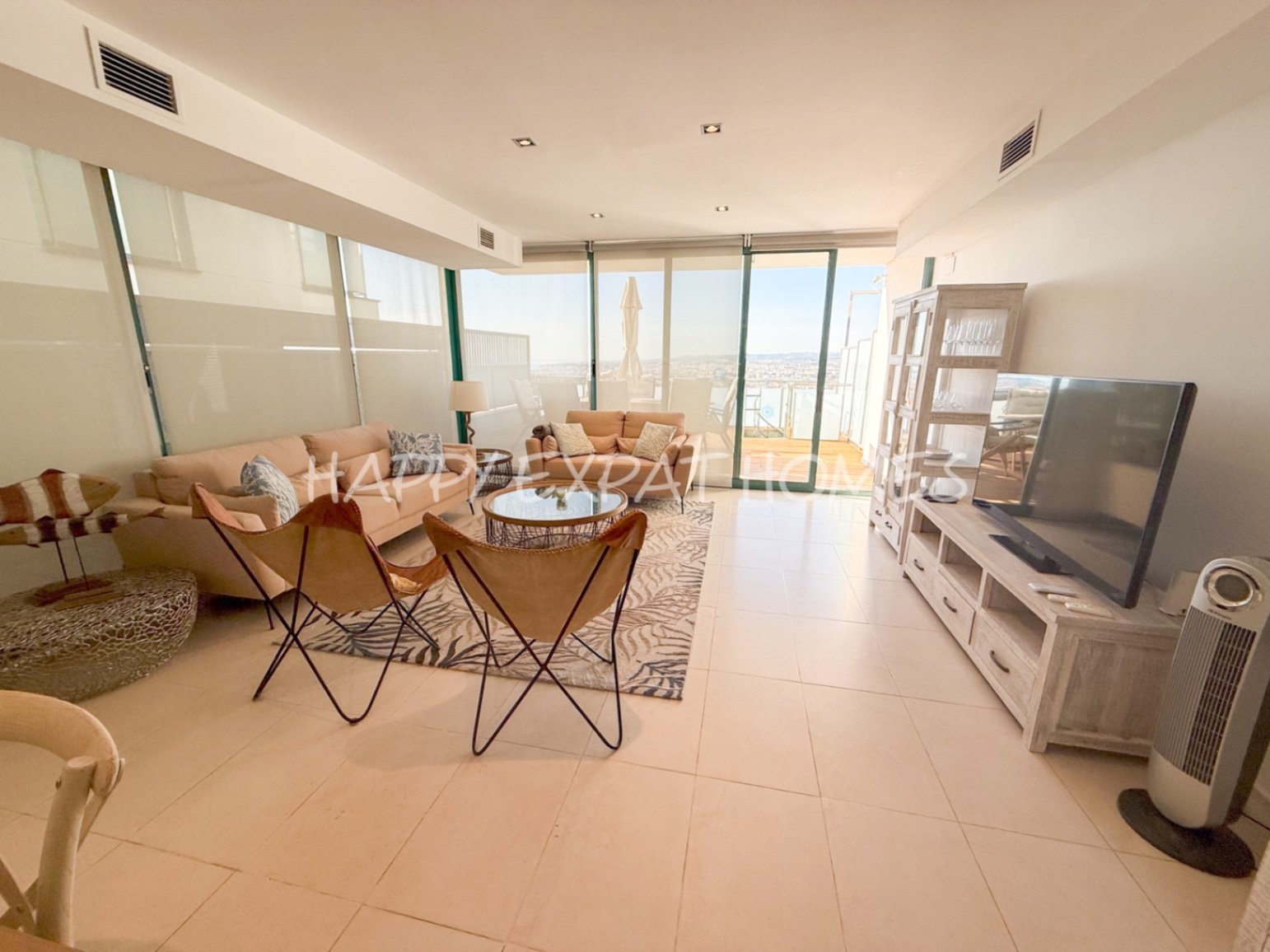 Villa Erin ist Ihr persönliches Stück Paradies! Diese helle, moderne, neu renovierte Villa befindet sich in bester Lage mit atemberaubendem Meerblick 