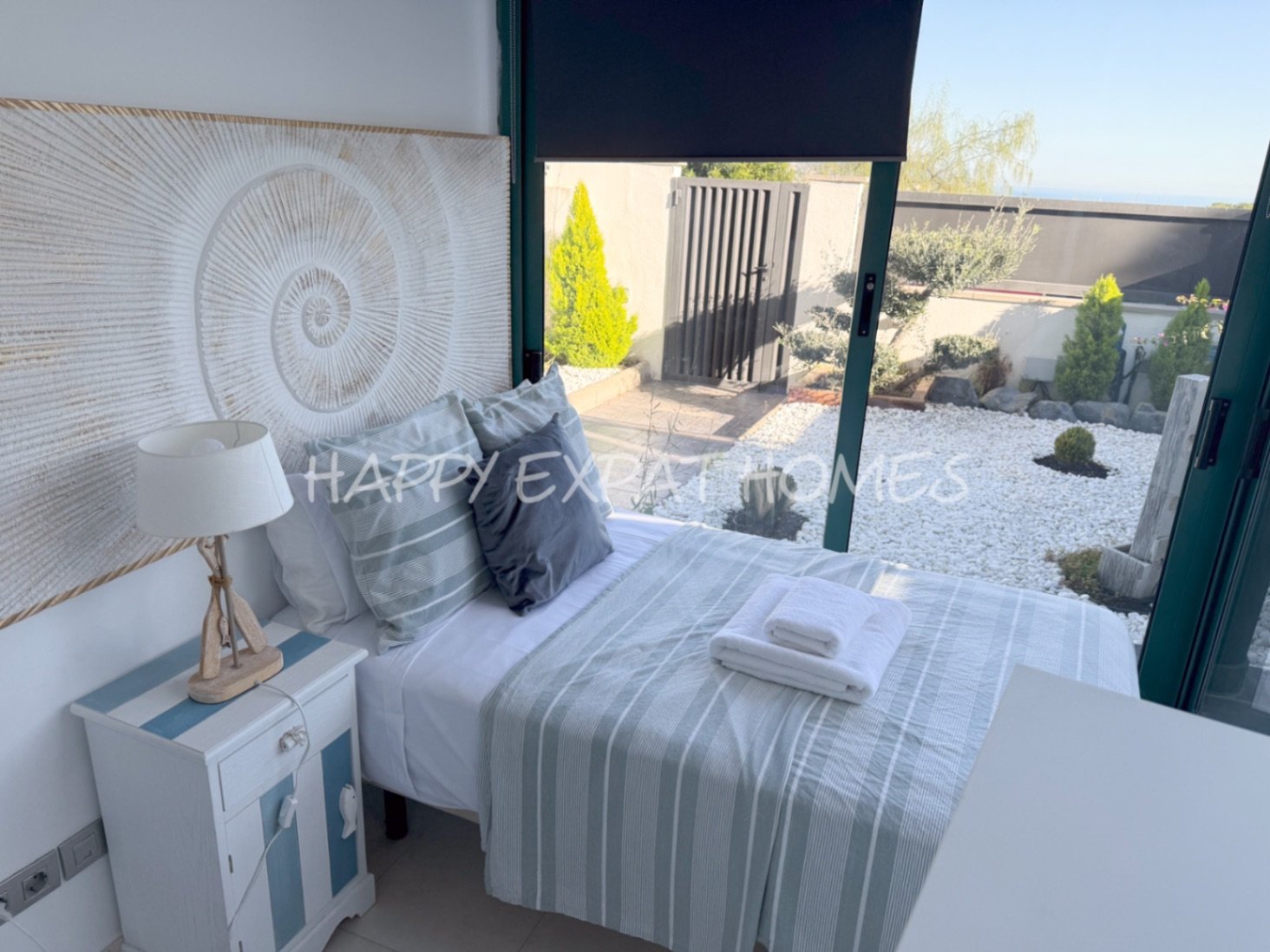 Villa Erin ist Ihr persönliches Stück Paradies! Diese helle, moderne, neu renovierte Villa befindet sich in bester Lage mit atemberaubendem Meerblick 