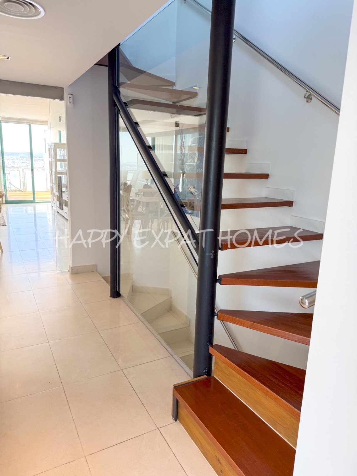 Villa Erin ist Ihr persönliches Stück Paradies! Diese helle, moderne, neu renovierte Villa befindet sich in bester Lage mit atemberaubendem Meerblick 