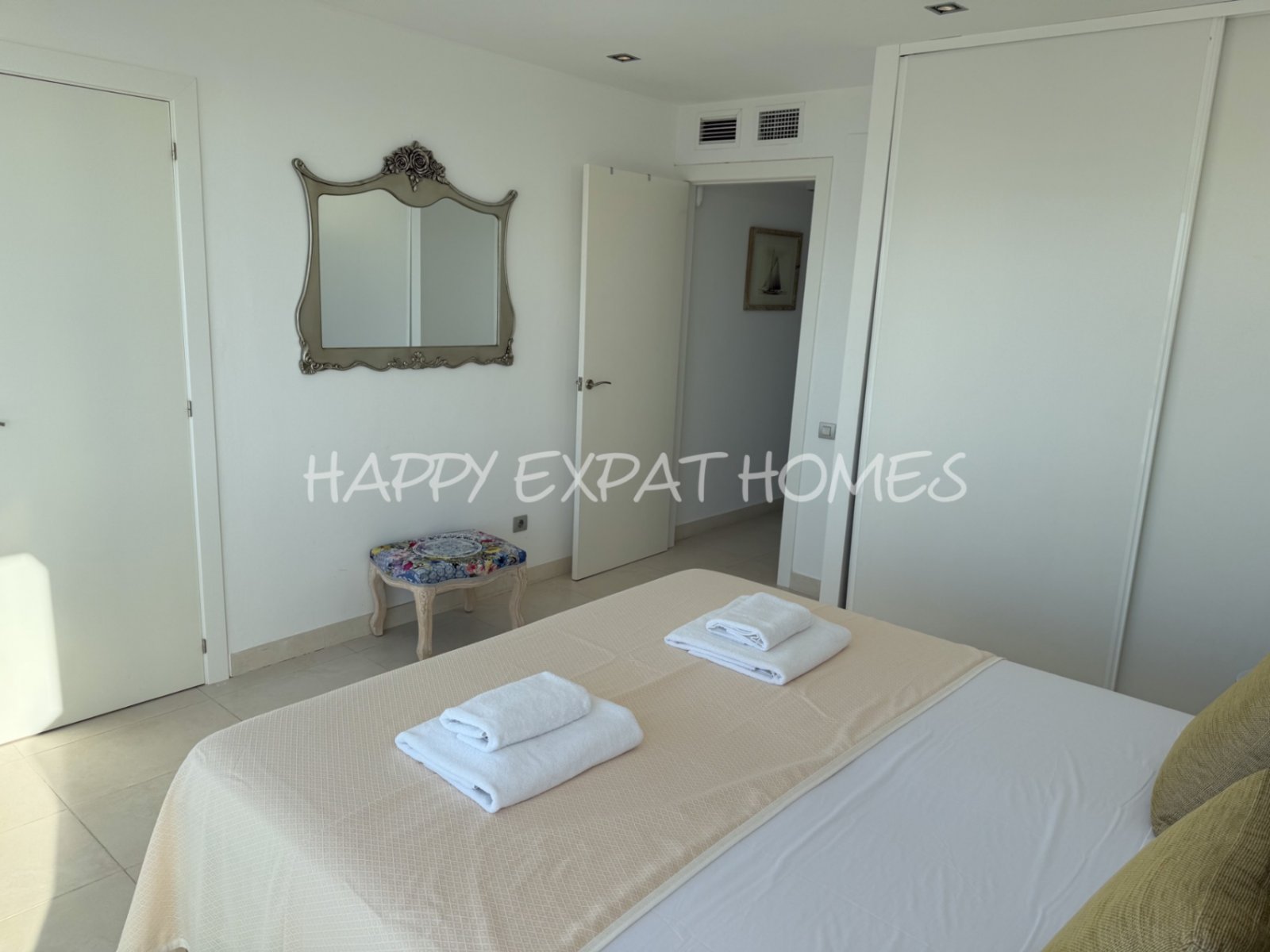 Villa Erin ist Ihr persönliches Stück Paradies! Diese helle, moderne, neu renovierte Villa befindet sich in bester Lage mit atemberaubendem Meerblick 