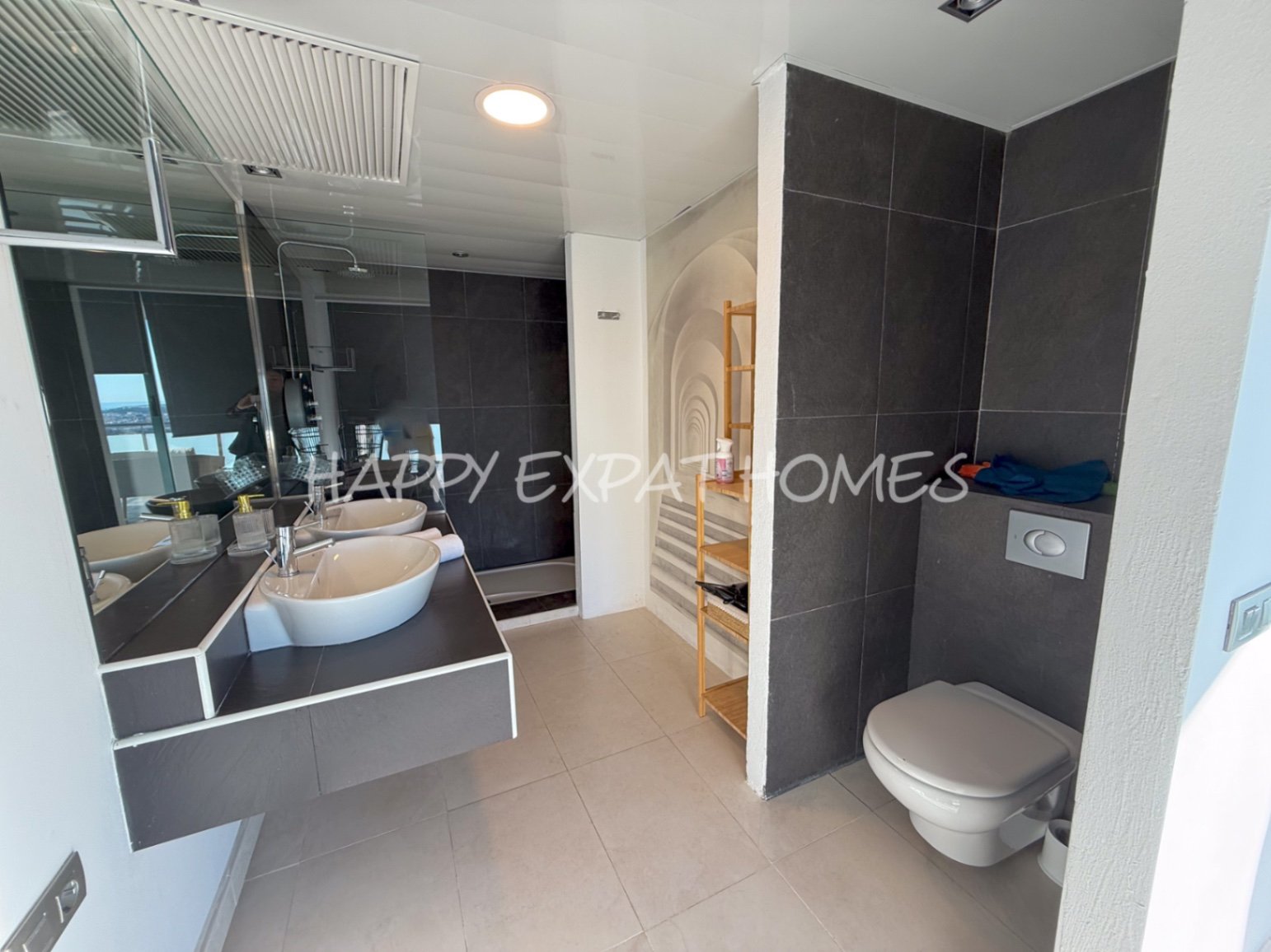 Villa Erin ist Ihr persönliches Stück Paradies! Diese helle, moderne, neu renovierte Villa befindet sich in bester Lage mit atemberaubendem Meerblick 