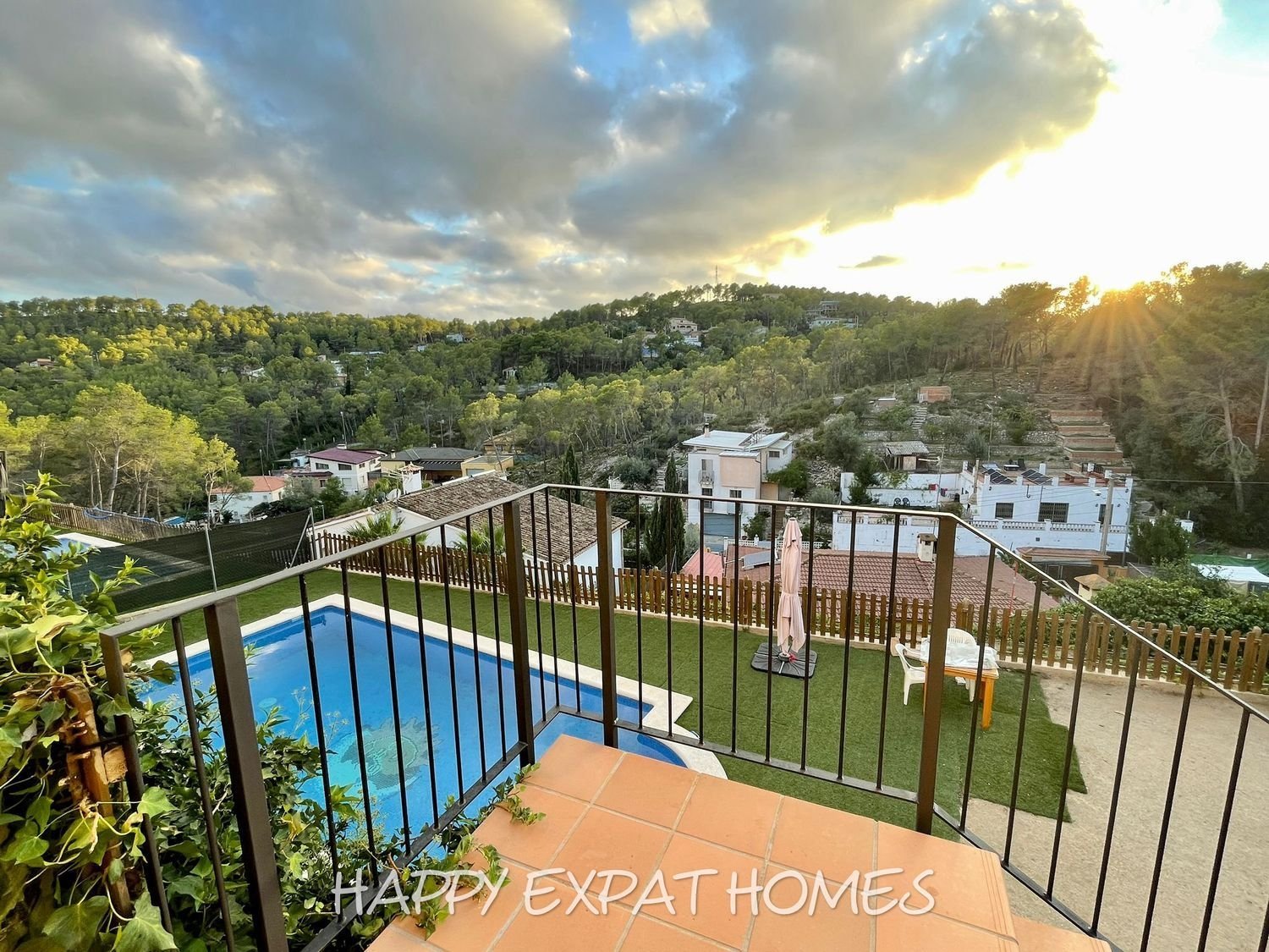 Großes Haus für 2 Familien oder viele Gäste. Es kann in 2 Häuser geteilt oder zusammengelegt werden. Mit einer Fläche von 350 m2 auf einem Grundstück 