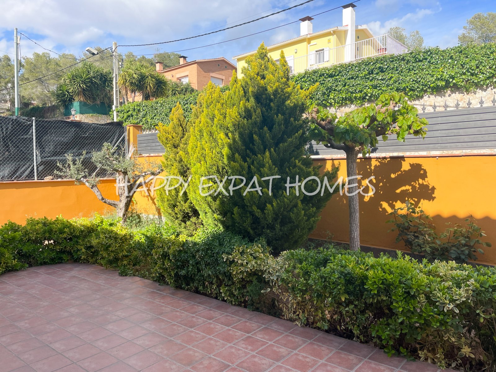 Großes Haus für 2 Familien oder viele Gäste. Es kann in 2 Häuser geteilt oder zusammengelegt werden. Mit einer Fläche von 350 m2 auf einem Grundstück 