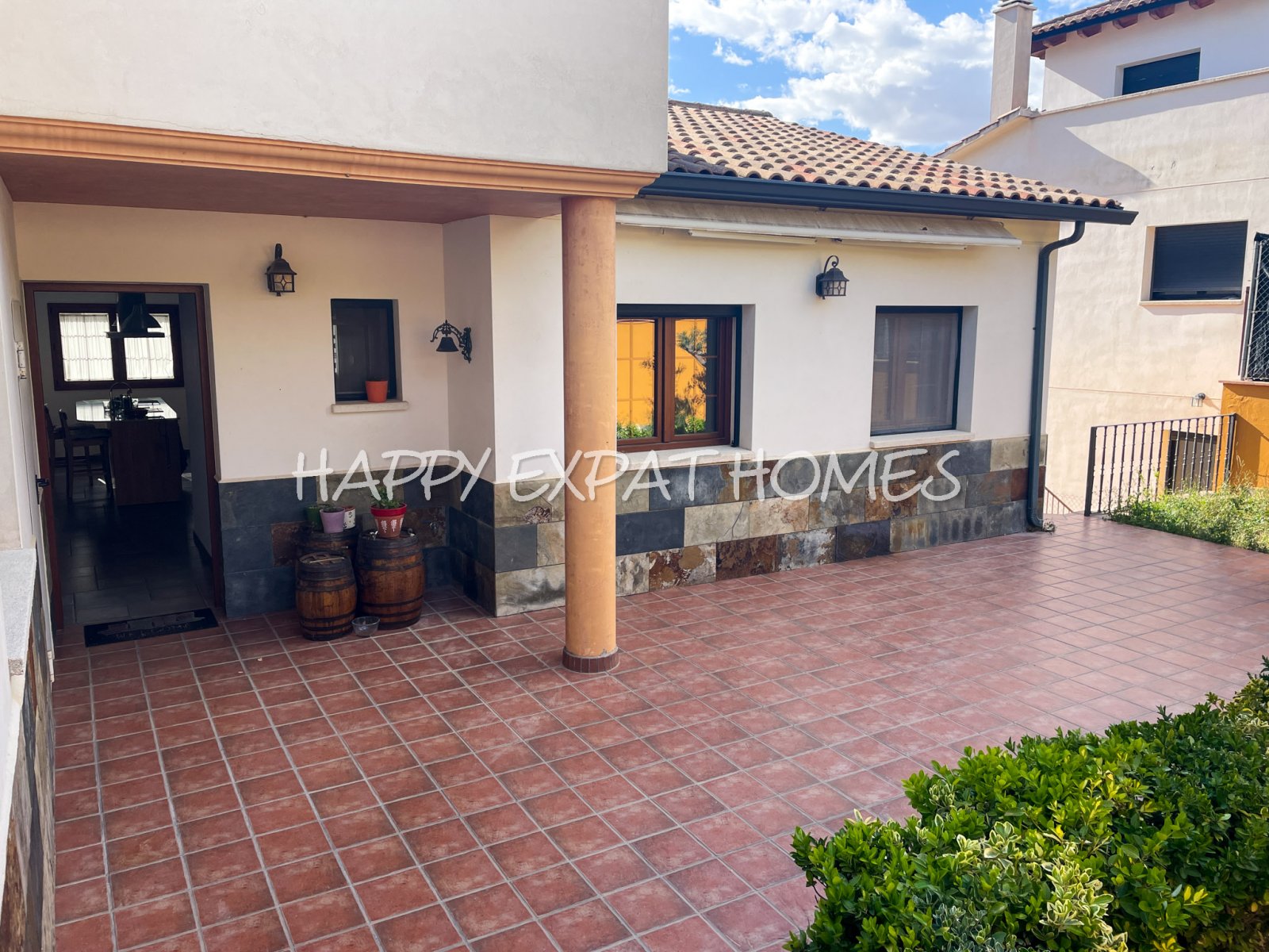 Großes Haus für 2 Familien oder viele Gäste. Es kann in 2 Häuser geteilt oder zusammengelegt werden. Mit einer Fläche von 350 m2 auf einem Grundstück 