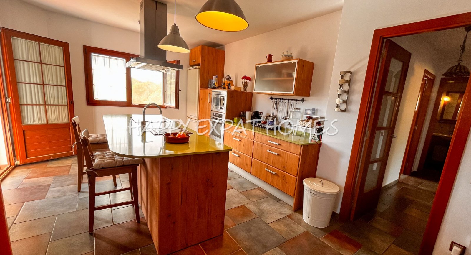 Großes Haus für 2 Familien oder viele Gäste. Es kann in 2 Häuser geteilt oder zusammengelegt werden. Mit einer Fläche von 350 m2 auf einem Grundstück 