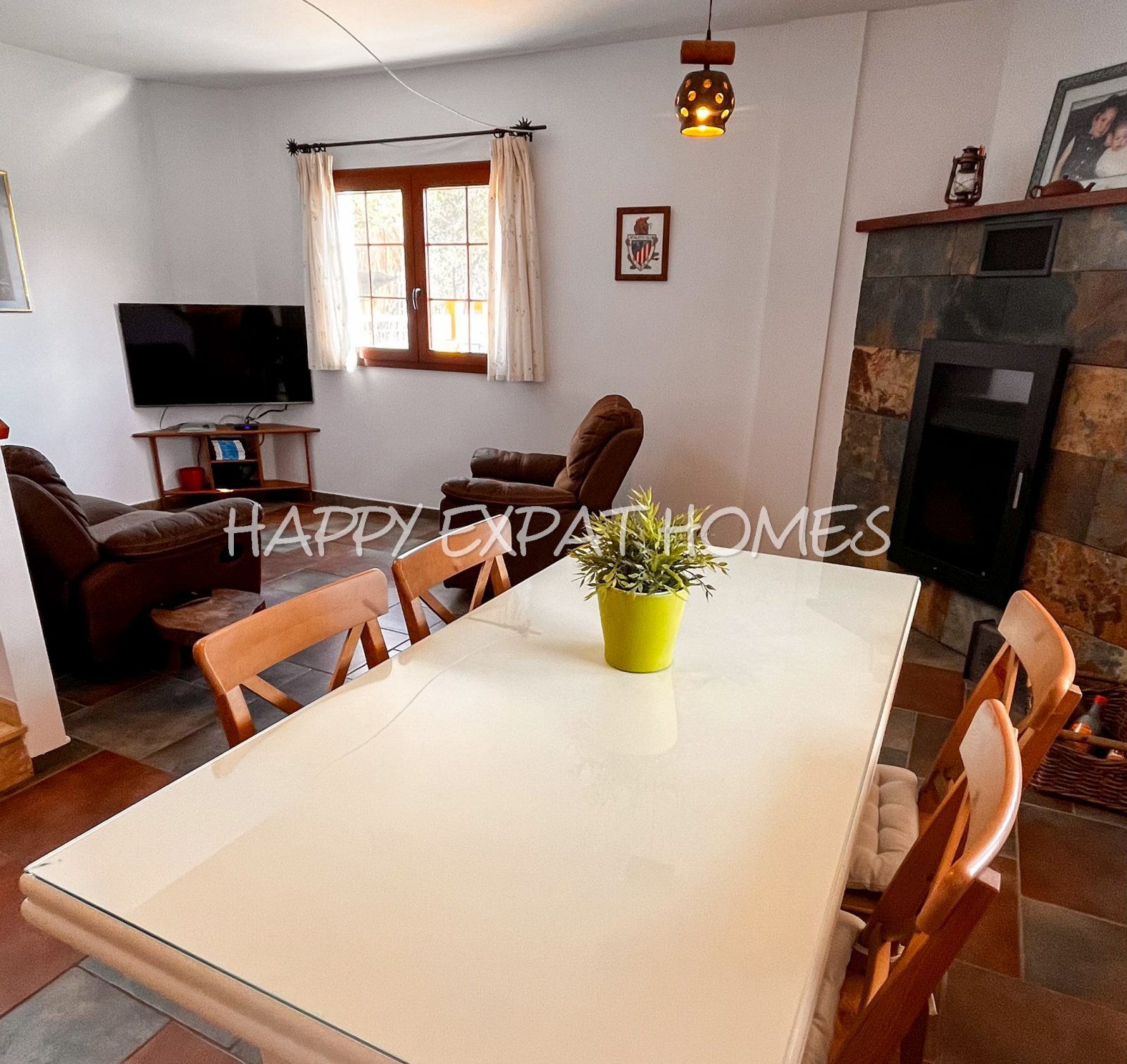 Großes Haus für 2 Familien oder viele Gäste. Es kann in 2 Häuser geteilt oder zusammengelegt werden. Mit einer Fläche von 350 m2 auf einem Grundstück 