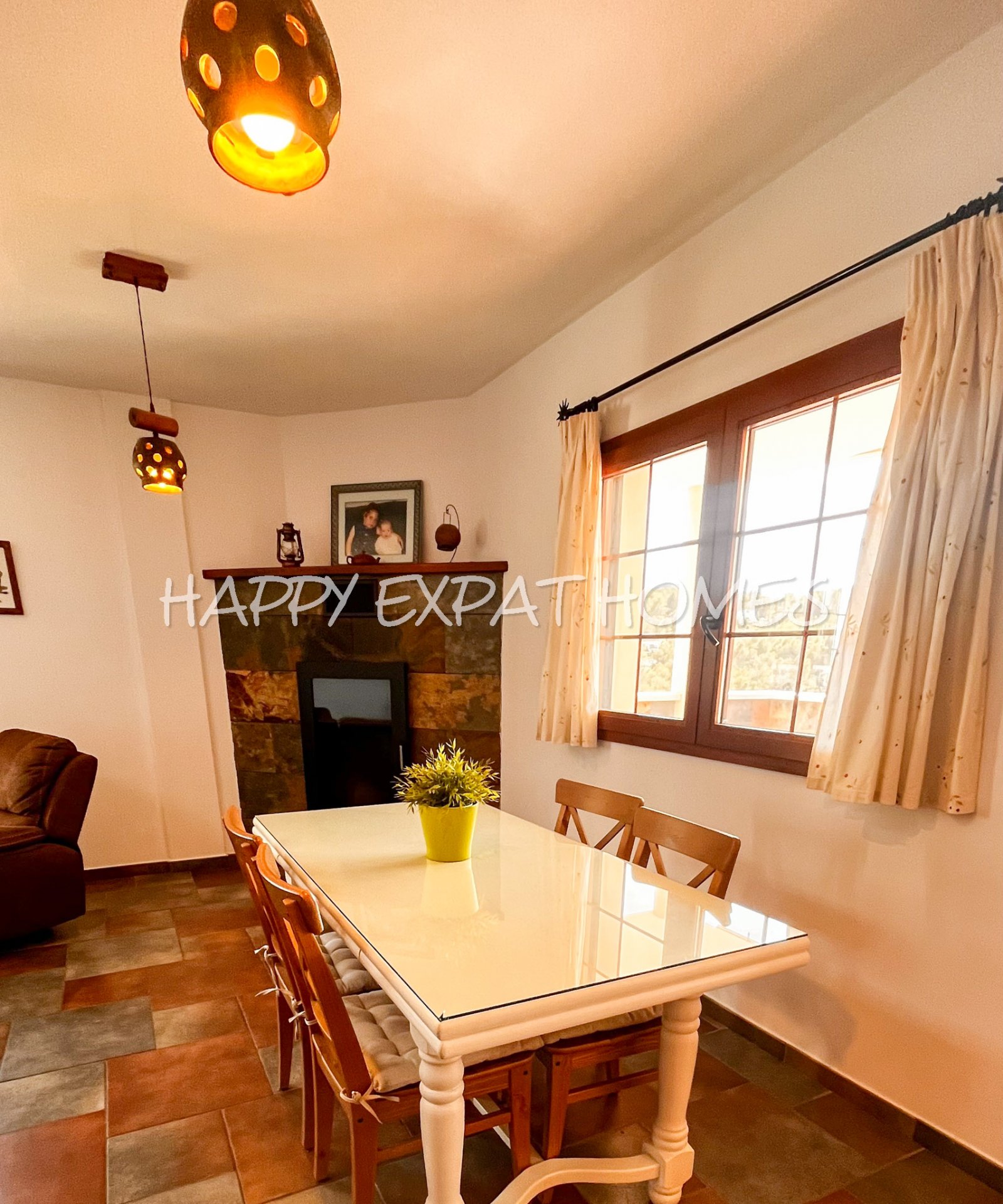 Großes Haus für 2 Familien oder viele Gäste. Es kann in 2 Häuser geteilt oder zusammengelegt werden. Mit einer Fläche von 350 m2 auf einem Grundstück 