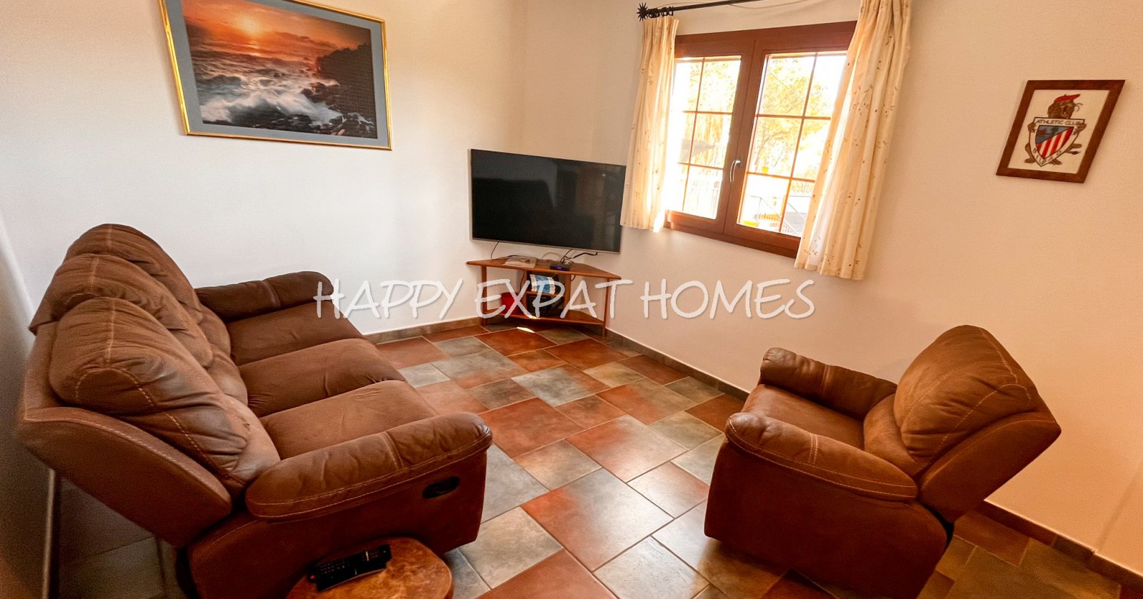 Großes Haus für 2 Familien oder viele Gäste. Es kann in 2 Häuser geteilt oder zusammengelegt werden. Mit einer Fläche von 350 m2 auf einem Grundstück 