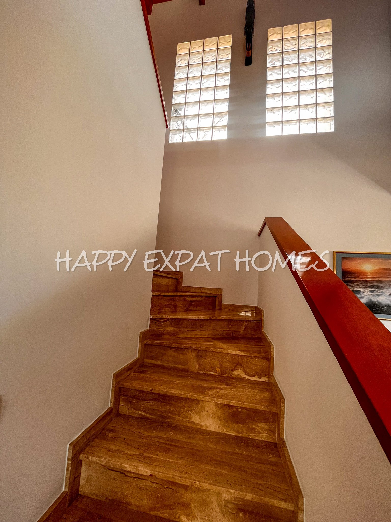 Großes Haus für 2 Familien oder viele Gäste. Es kann in 2 Häuser geteilt oder zusammengelegt werden. Mit einer Fläche von 350 m2 auf einem Grundstück 