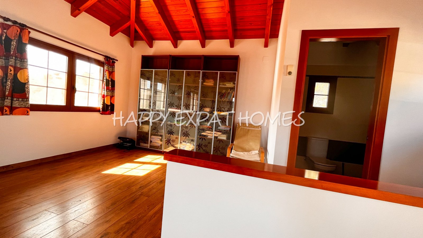 Großes Haus für 2 Familien oder viele Gäste. Es kann in 2 Häuser geteilt oder zusammengelegt werden. Mit einer Fläche von 350 m2 auf einem Grundstück 