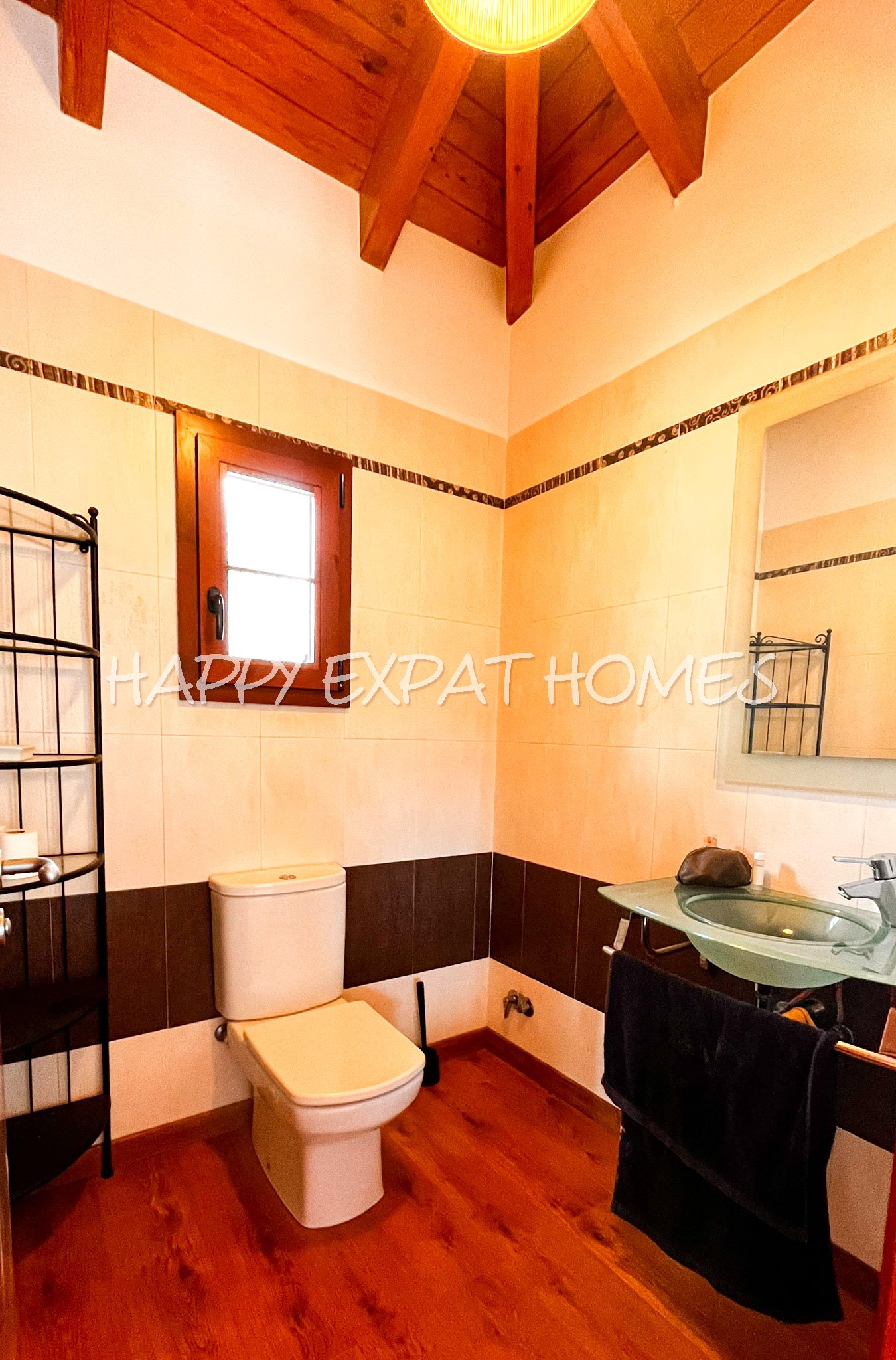 Großes Haus für 2 Familien oder viele Gäste. Es kann in 2 Häuser geteilt oder zusammengelegt werden. Mit einer Fläche von 350 m2 auf einem Grundstück 