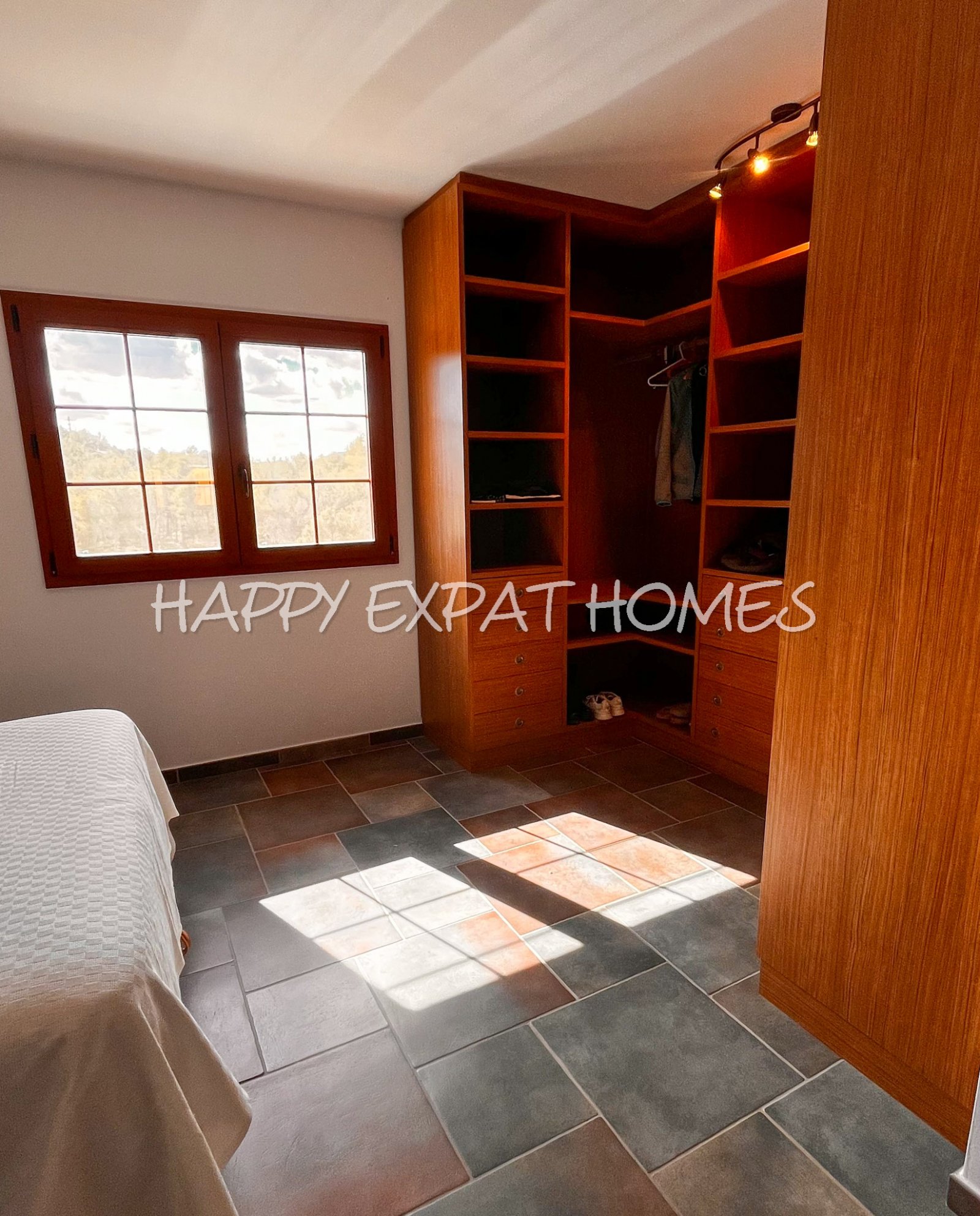 Großes Haus für 2 Familien oder viele Gäste. Es kann in 2 Häuser geteilt oder zusammengelegt werden. Mit einer Fläche von 350 m2 auf einem Grundstück 