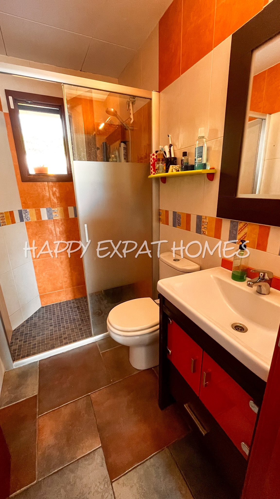 Großes Haus für 2 Familien oder viele Gäste. Es kann in 2 Häuser geteilt oder zusammengelegt werden. Mit einer Fläche von 350 m2 auf einem Grundstück 