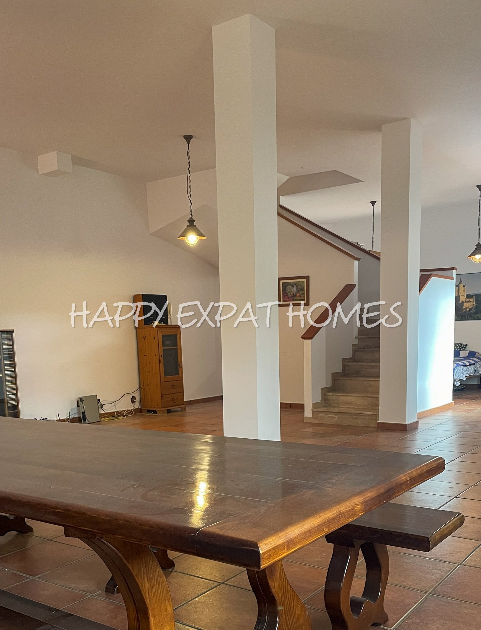 Großes Haus für 2 Familien oder viele Gäste. Es kann in 2 Häuser geteilt oder zusammengelegt werden. Mit einer Fläche von 350 m2 auf einem Grundstück 