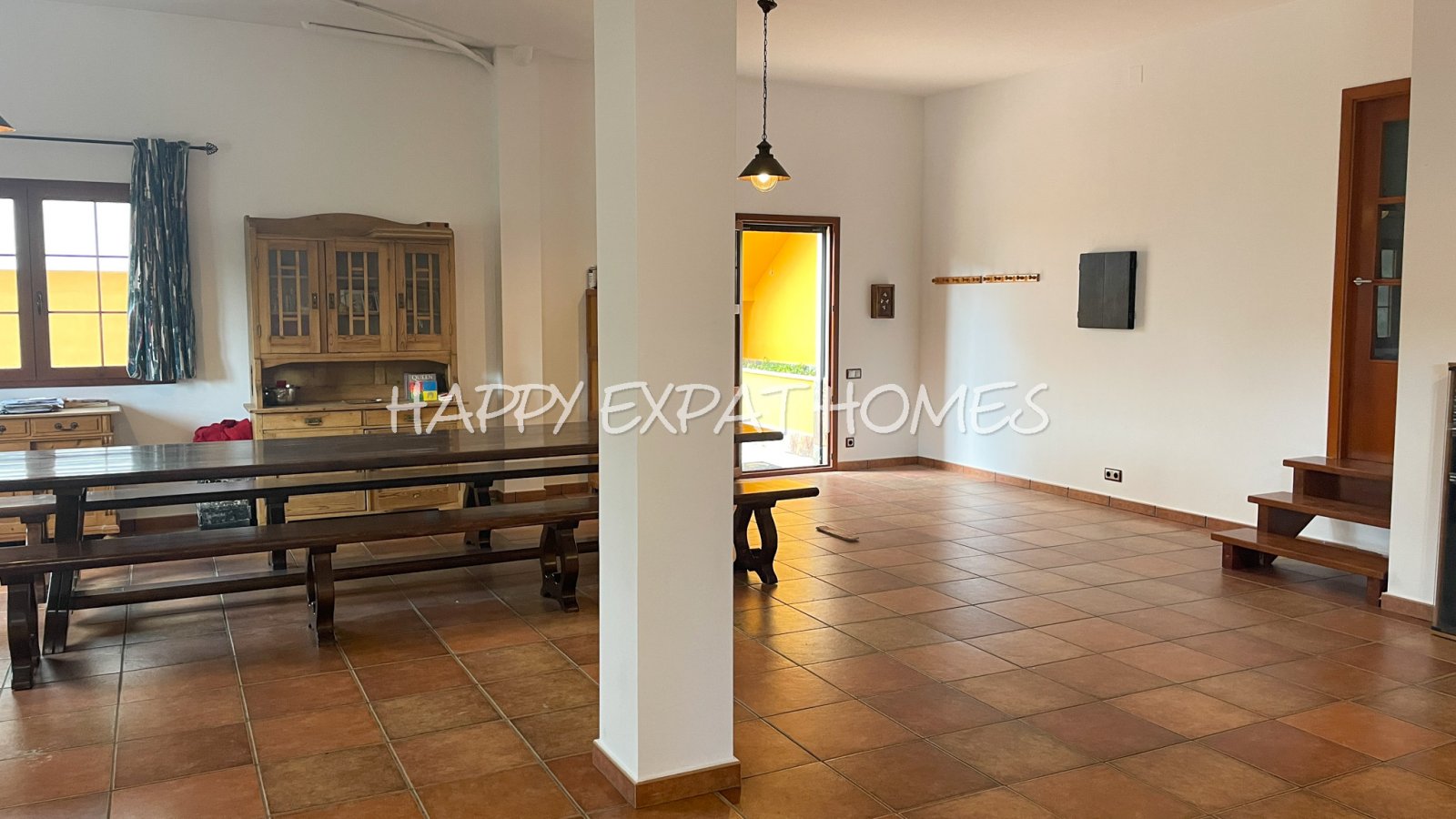 Großes Haus für 2 Familien oder viele Gäste. Es kann in 2 Häuser geteilt oder zusammengelegt werden. Mit einer Fläche von 350 m2 auf einem Grundstück 