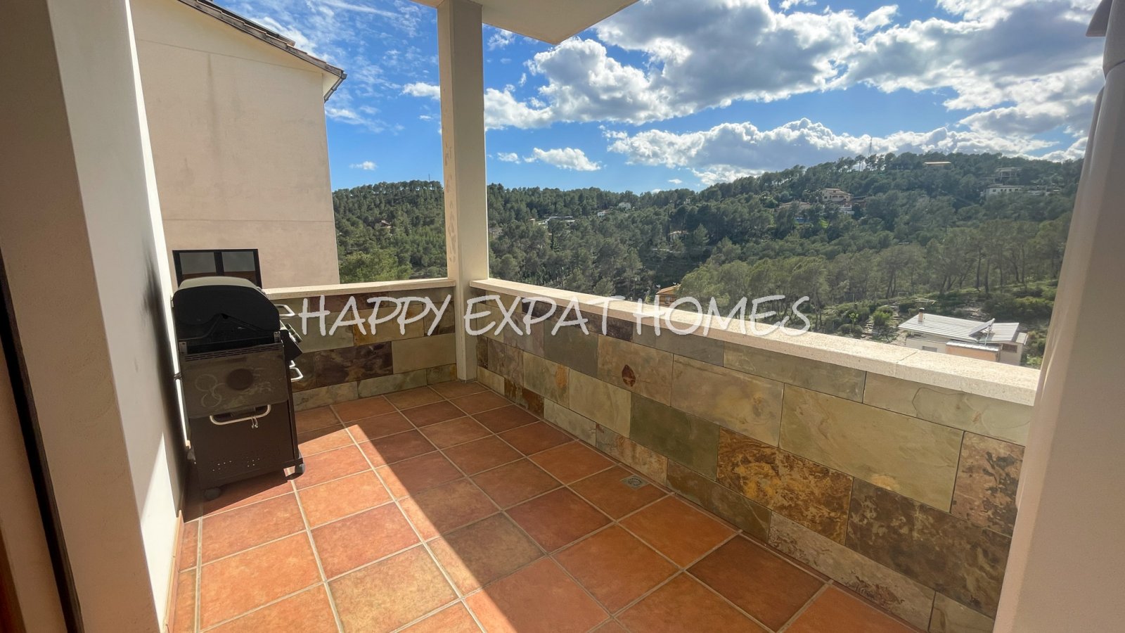 Großes Haus für 2 Familien oder viele Gäste. Es kann in 2 Häuser geteilt oder zusammengelegt werden. Mit einer Fläche von 350 m2 auf einem Grundstück 