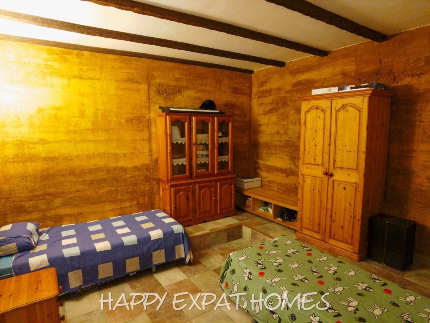 Großes Haus für 2 Familien oder viele Gäste. Es kann in 2 Häuser geteilt oder zusammengelegt werden. Mit einer Fläche von 350 m2 auf einem Grundstück 